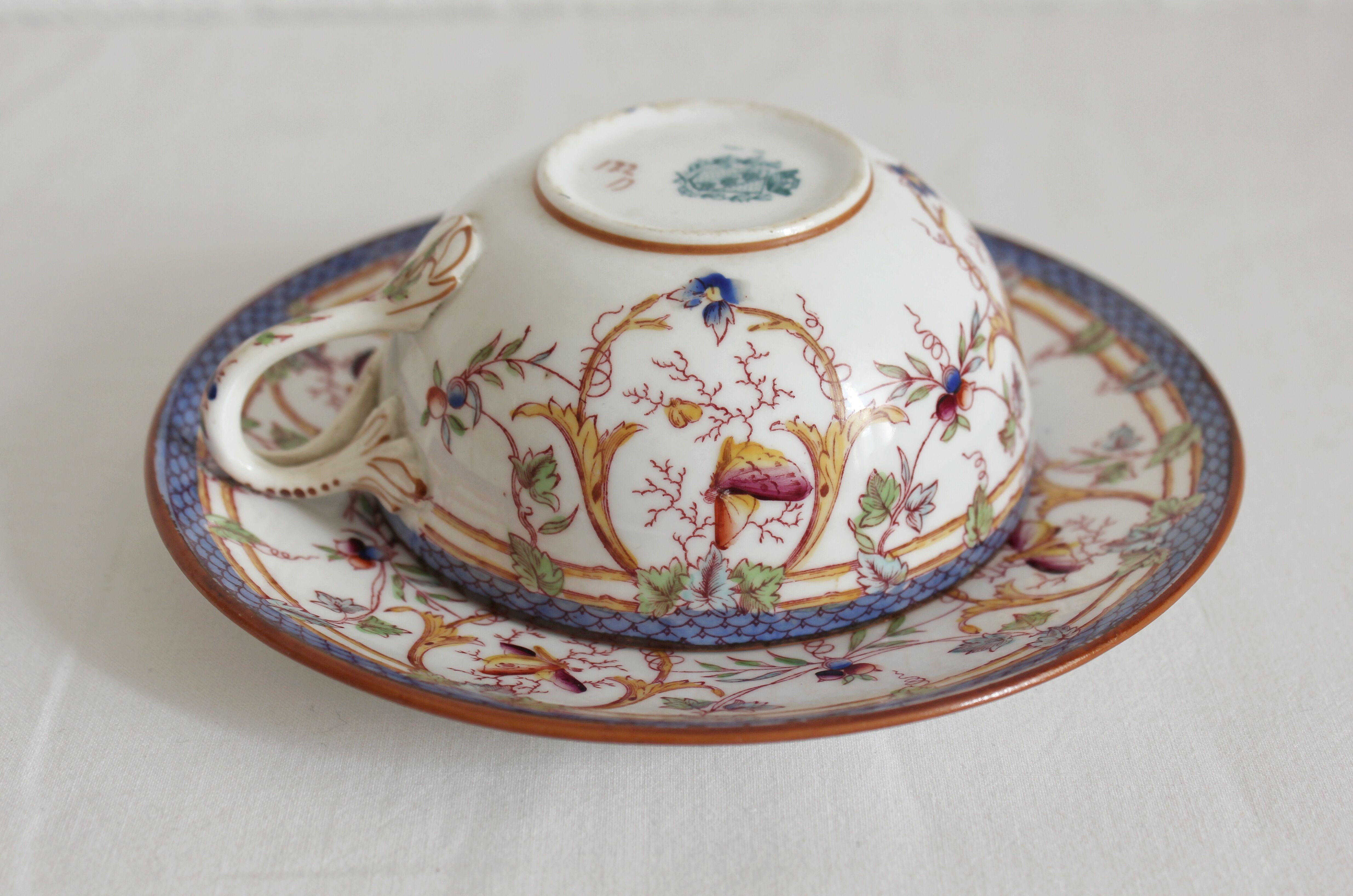 Tasse à café en terre de fer décor Minton mauve Sarreguemines fin XIXe