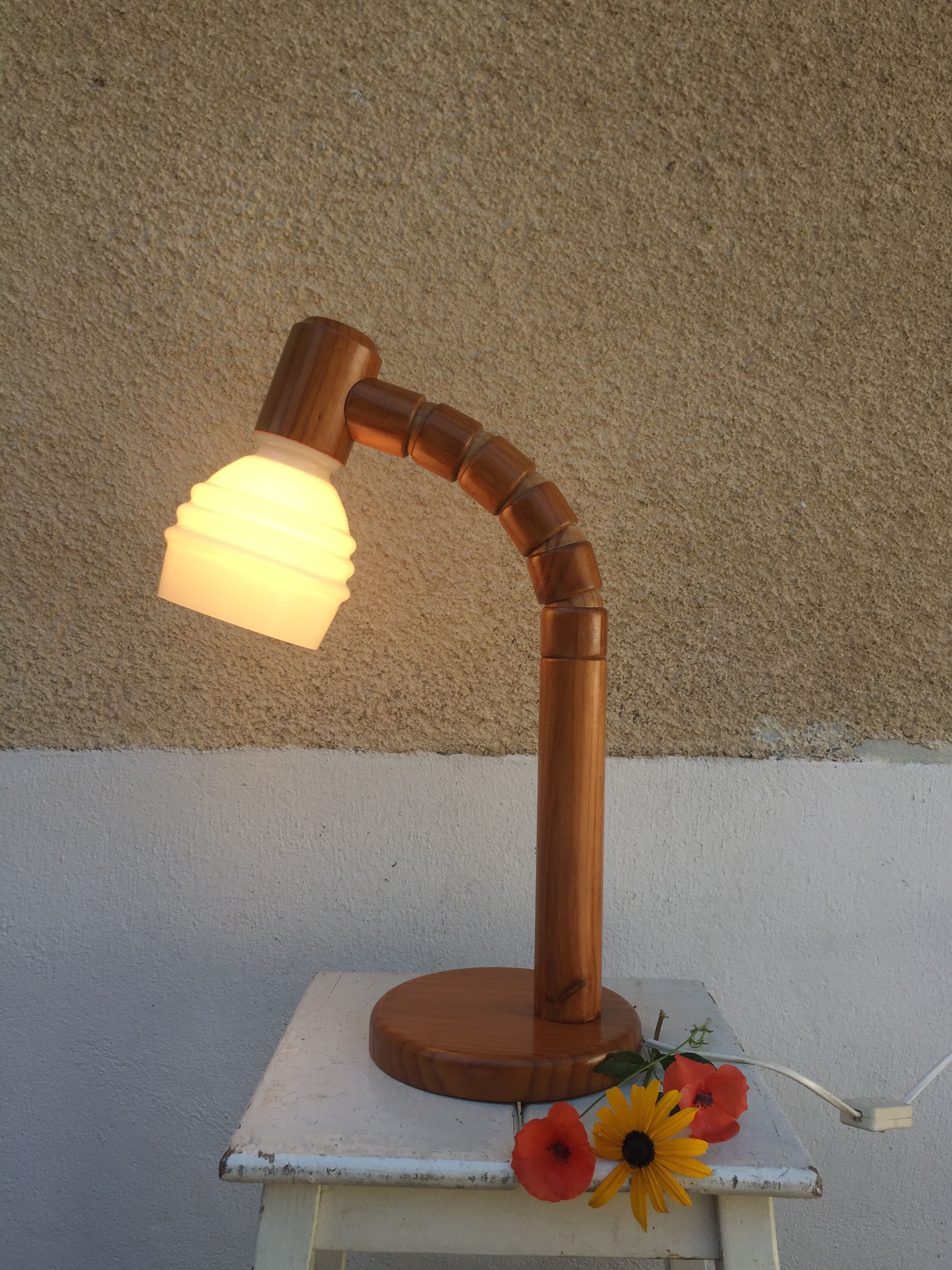 Articulated lamp in pine and opaline