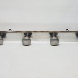 Porte manteau rétro vintage 4 patères en aluminium sur structure en bois