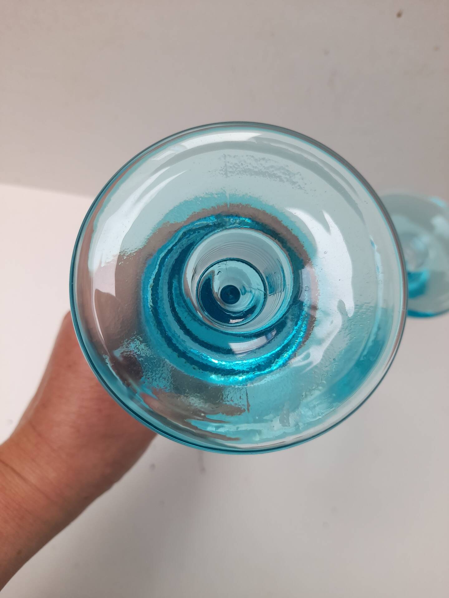 Paire de bougeoirs en verre bleu turquoise