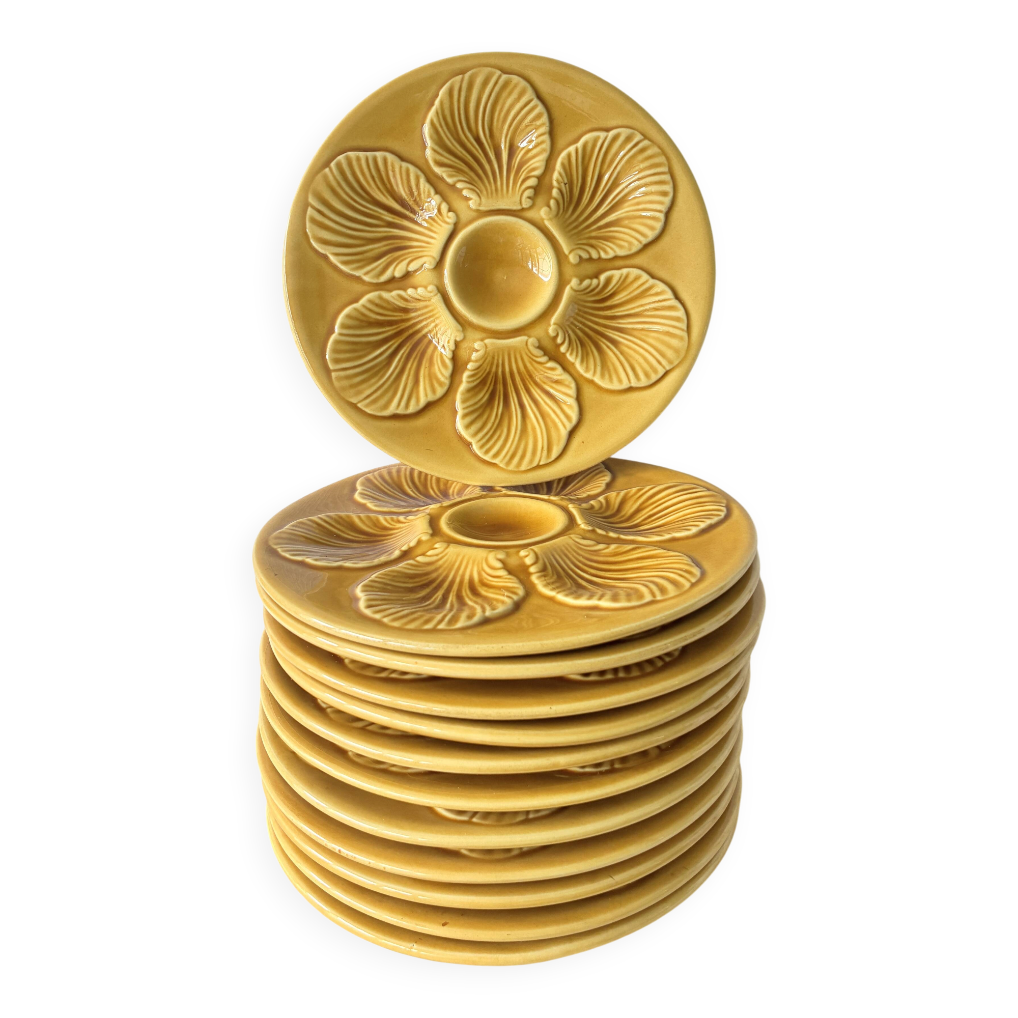 Lot of 12 shell-shaped plates, Barbotine, 1950s.