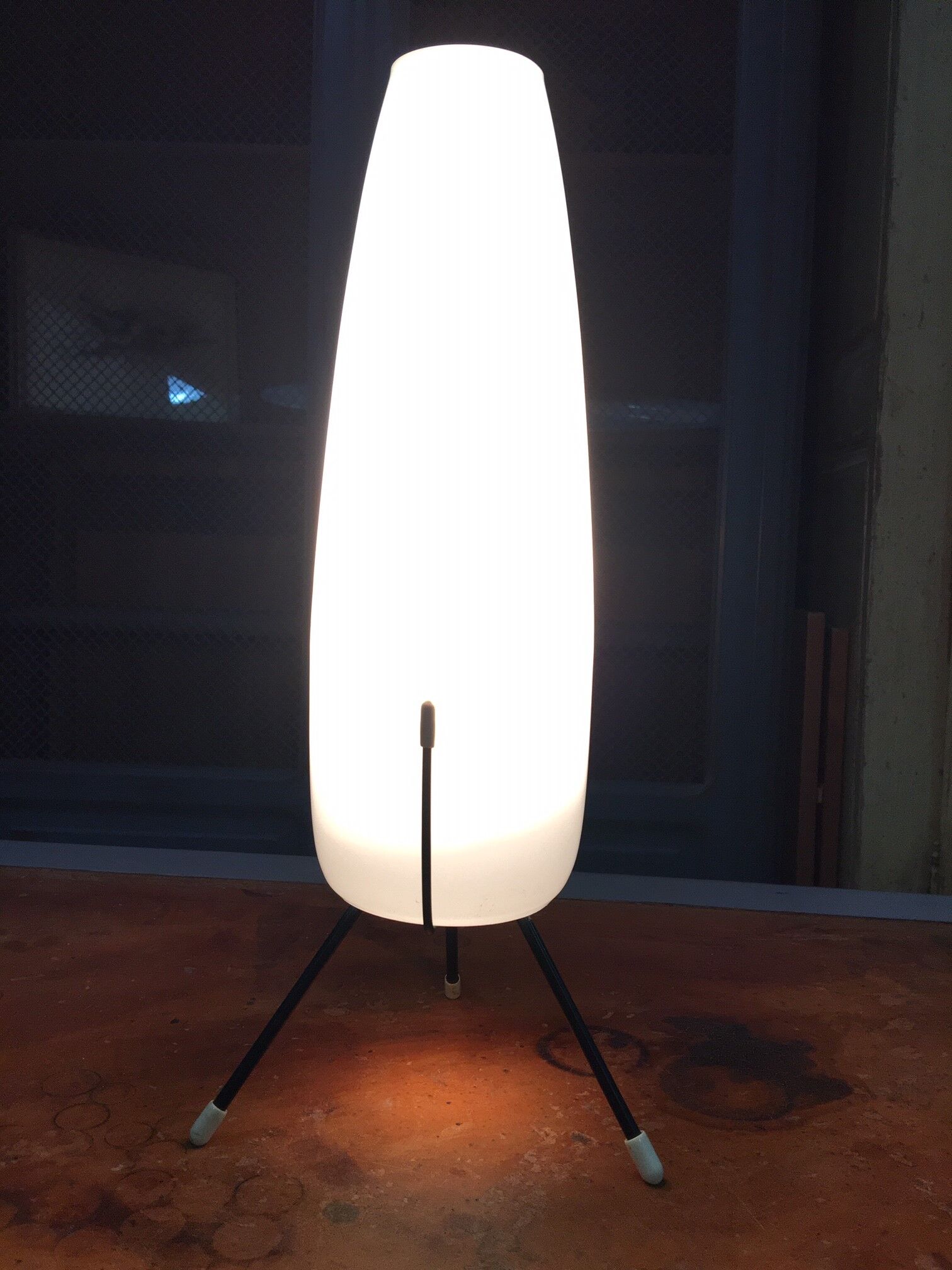 Lampe tripode opaline de Louis Kalff pour Philips 1960