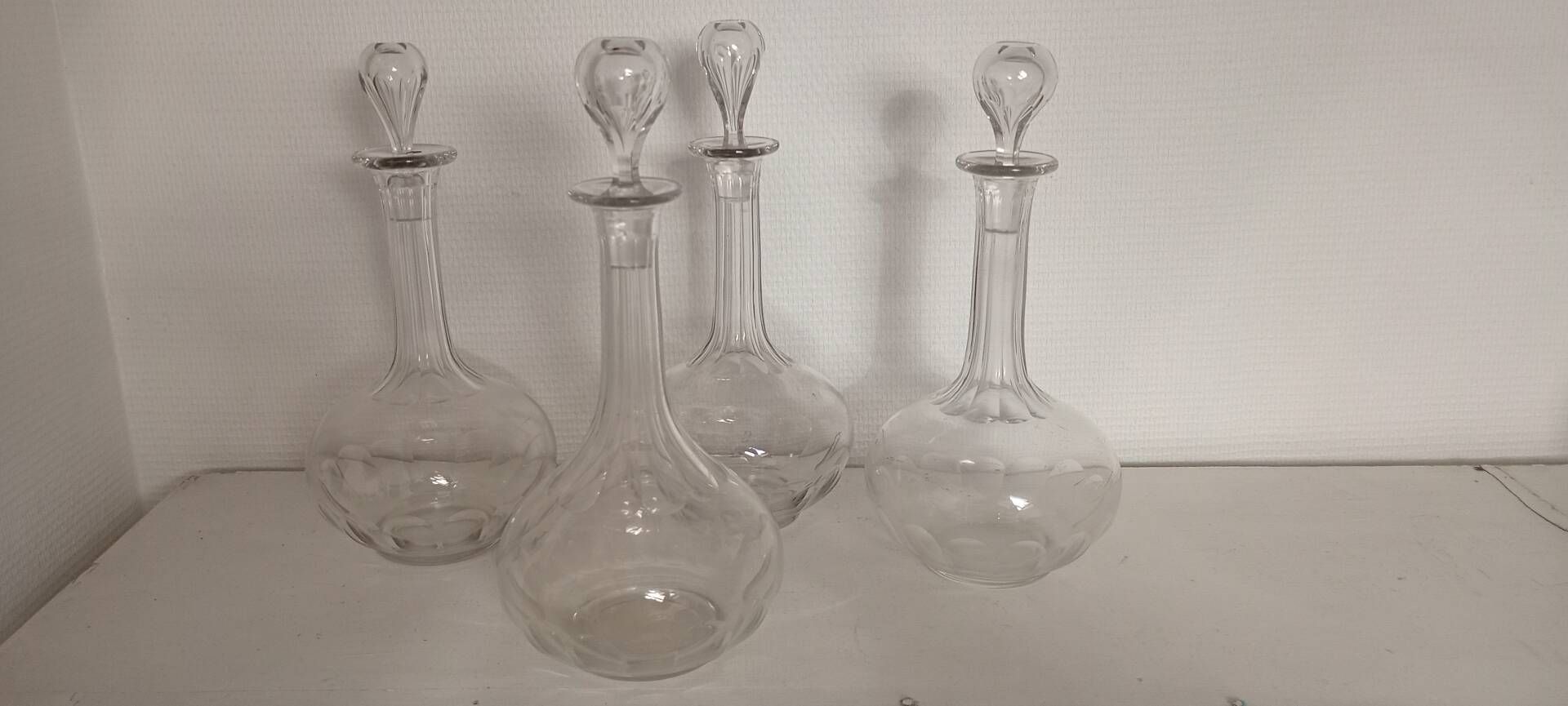 Carafes en cristal à col et base à pans