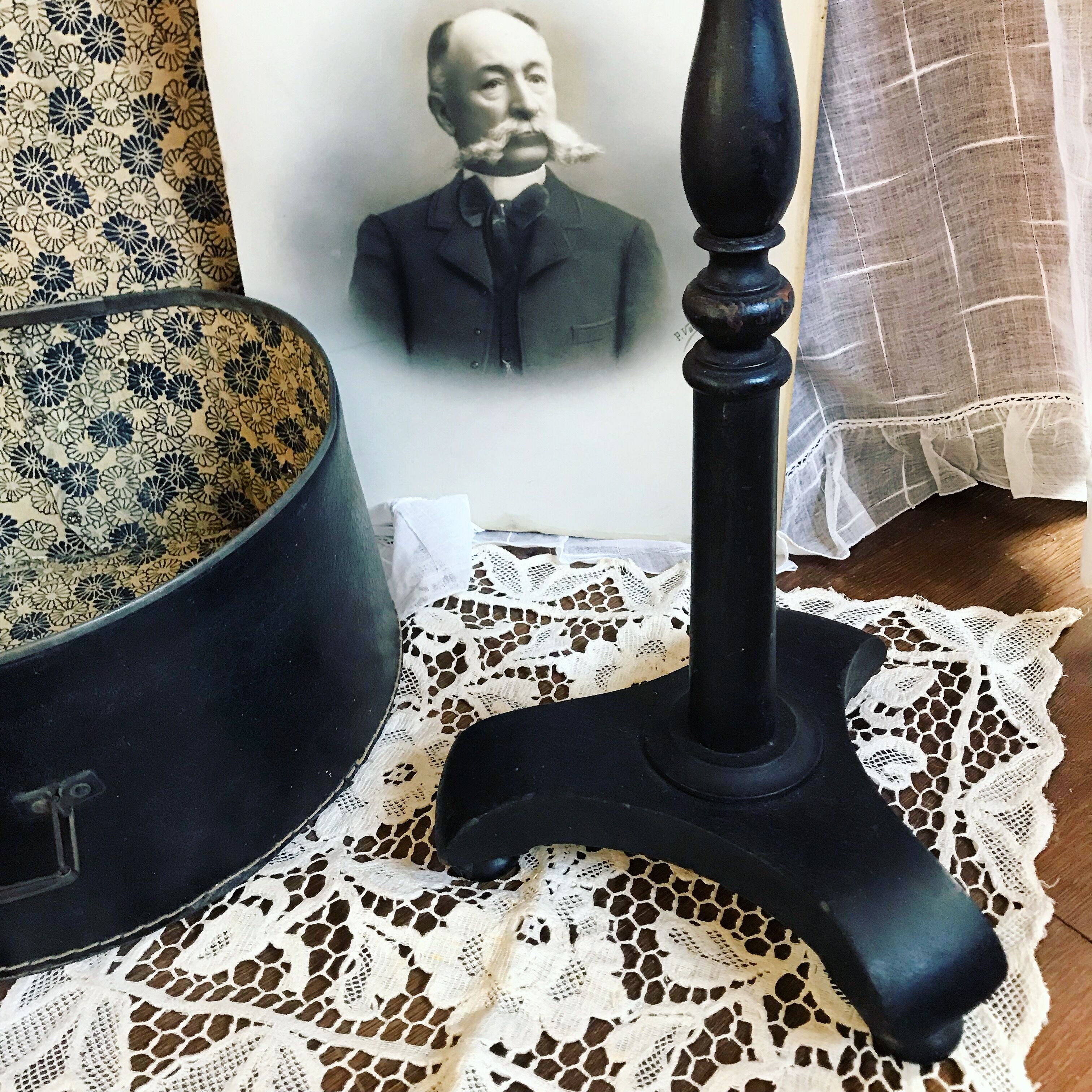 Large Napoleon III hat holder in blackened wood and red velvet. Old hat display. 1900s. Old fashion