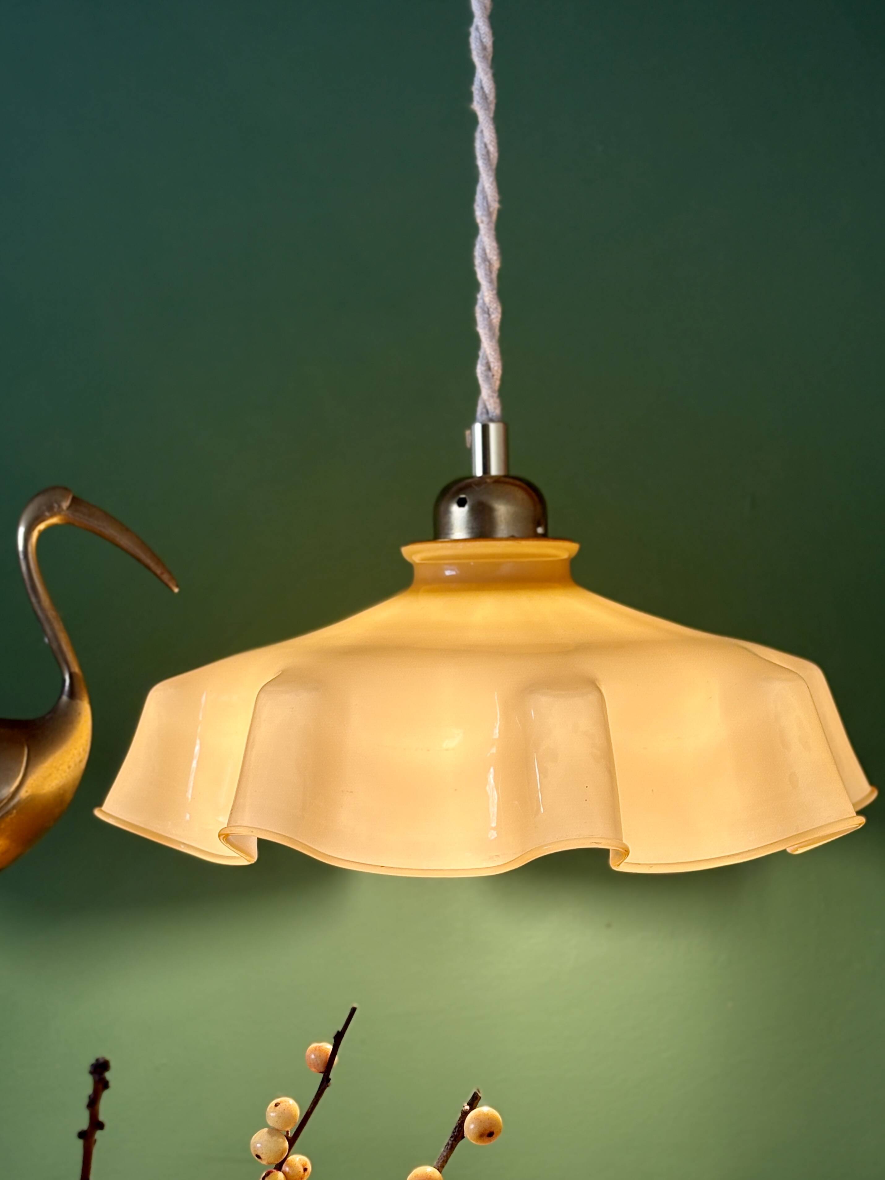 Suspension abat-jour vintage en opaline jaune