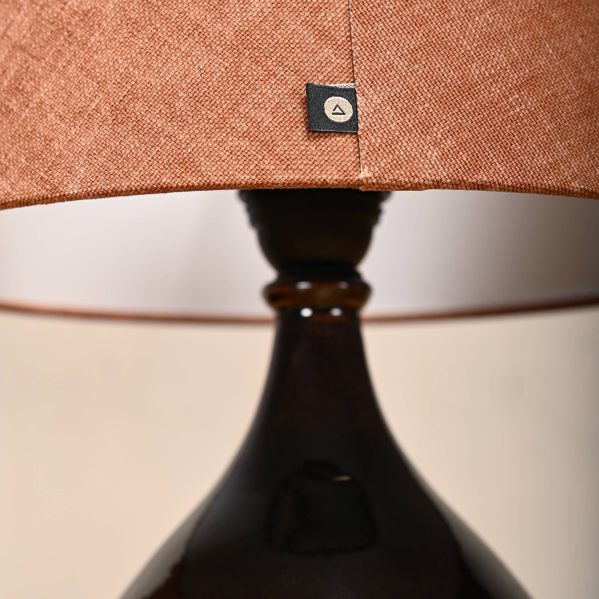 Lampes de table en céramique moderne scandinave émaillées brun foncé, Danemark années 1960.