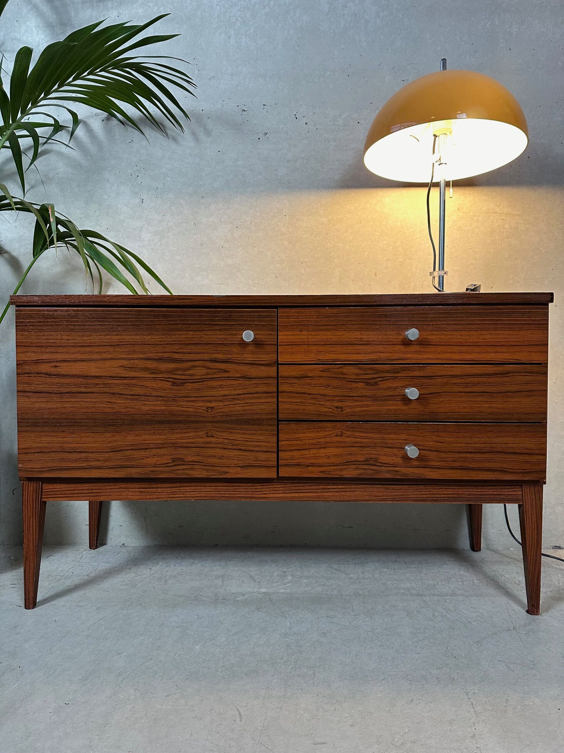 Buffet en noyer de style mid-century moderne