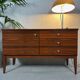 Buffet en noyer de style mid-century moderne