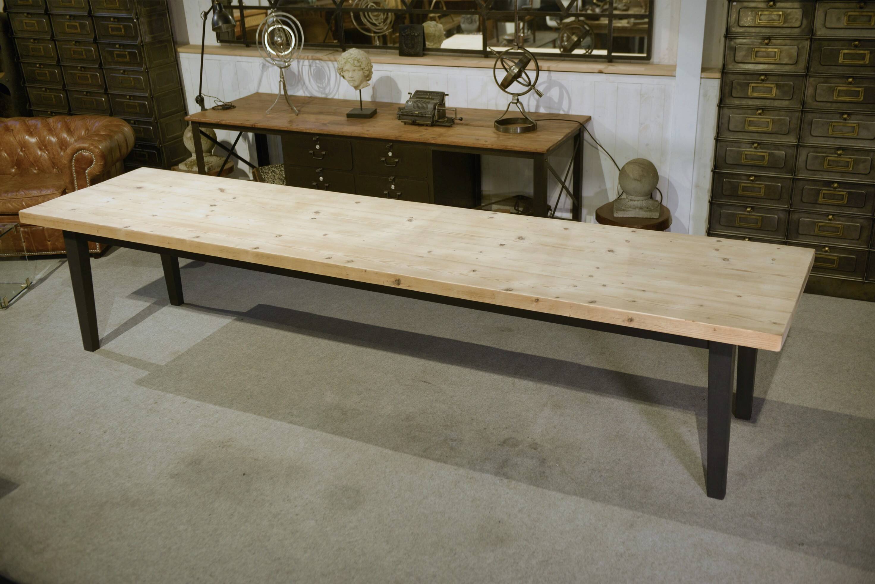 Large farmhouse table in pine from the 20th century.
