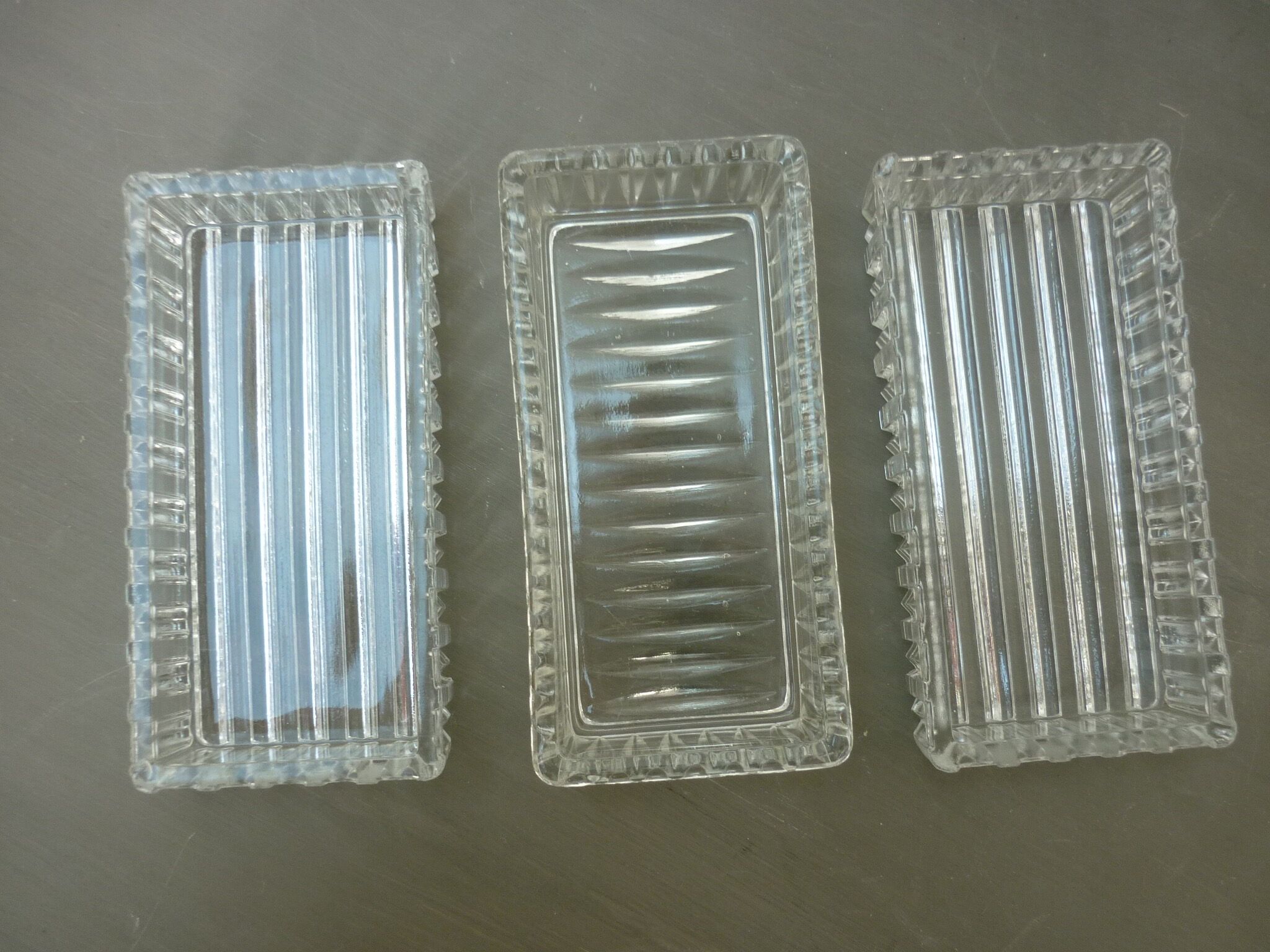 Molded glass ramekins with a toothed décor