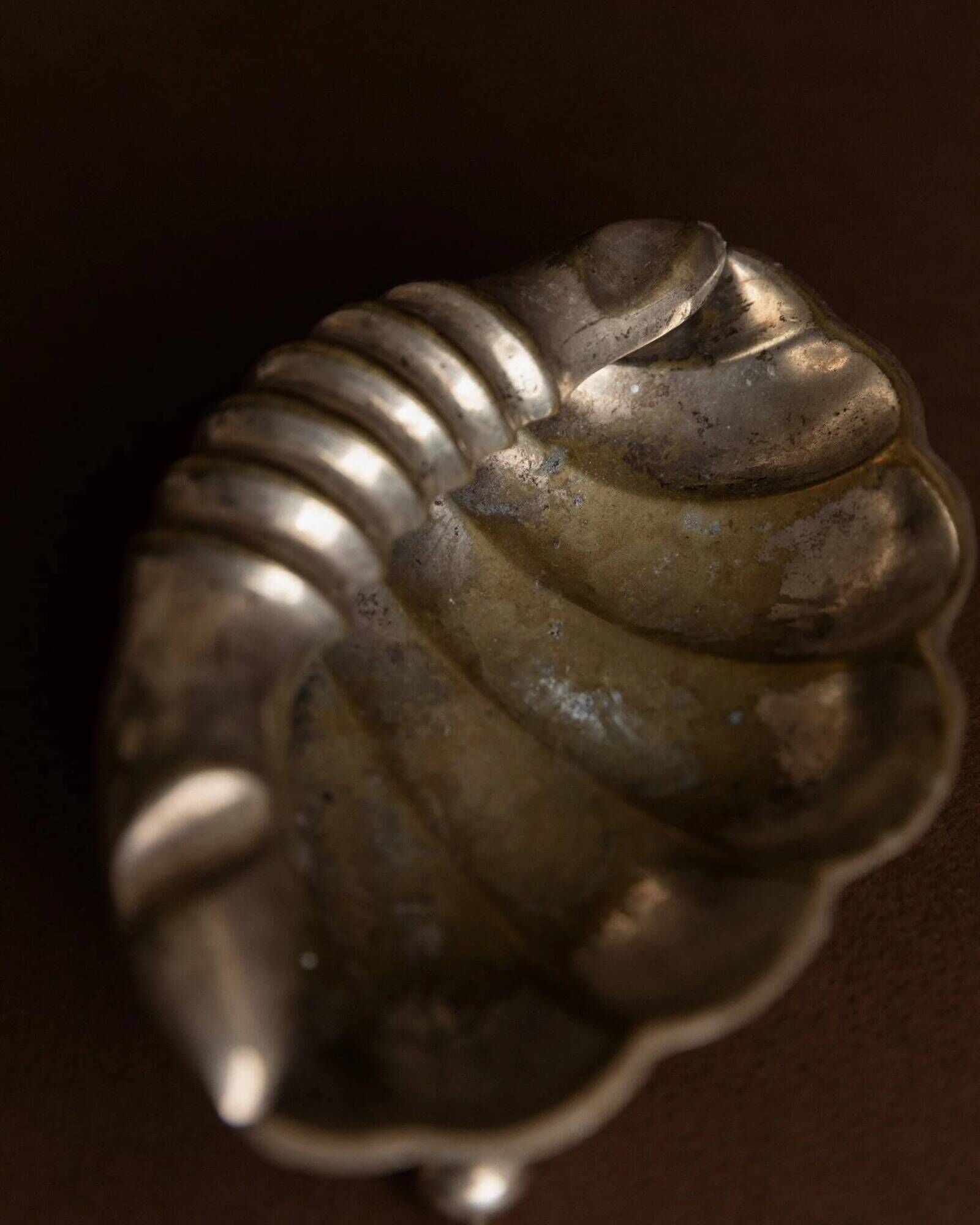 Argent metal ashtray in shell shape with feet – 1960s Italy vintage decor, gift idea for her