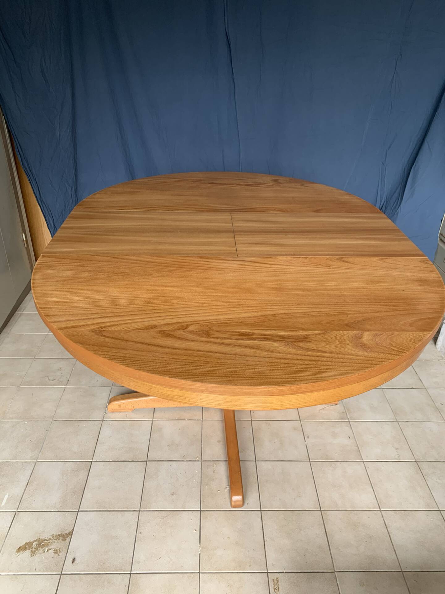 Table ronde en bois avec piétement style Baumann