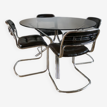 ensemble composé d'une table en chrome et verre fumé et ses 4 chaises tubulaires en chrome et skaï a