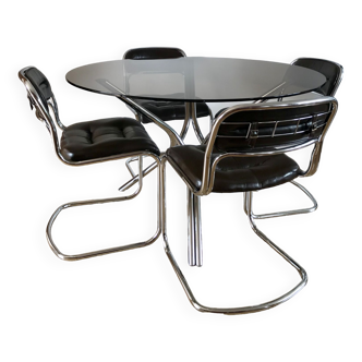 ensemble composé d'une table en chrome et verre fumé et ses 4 chaises tubulaires en chrome et skaï a