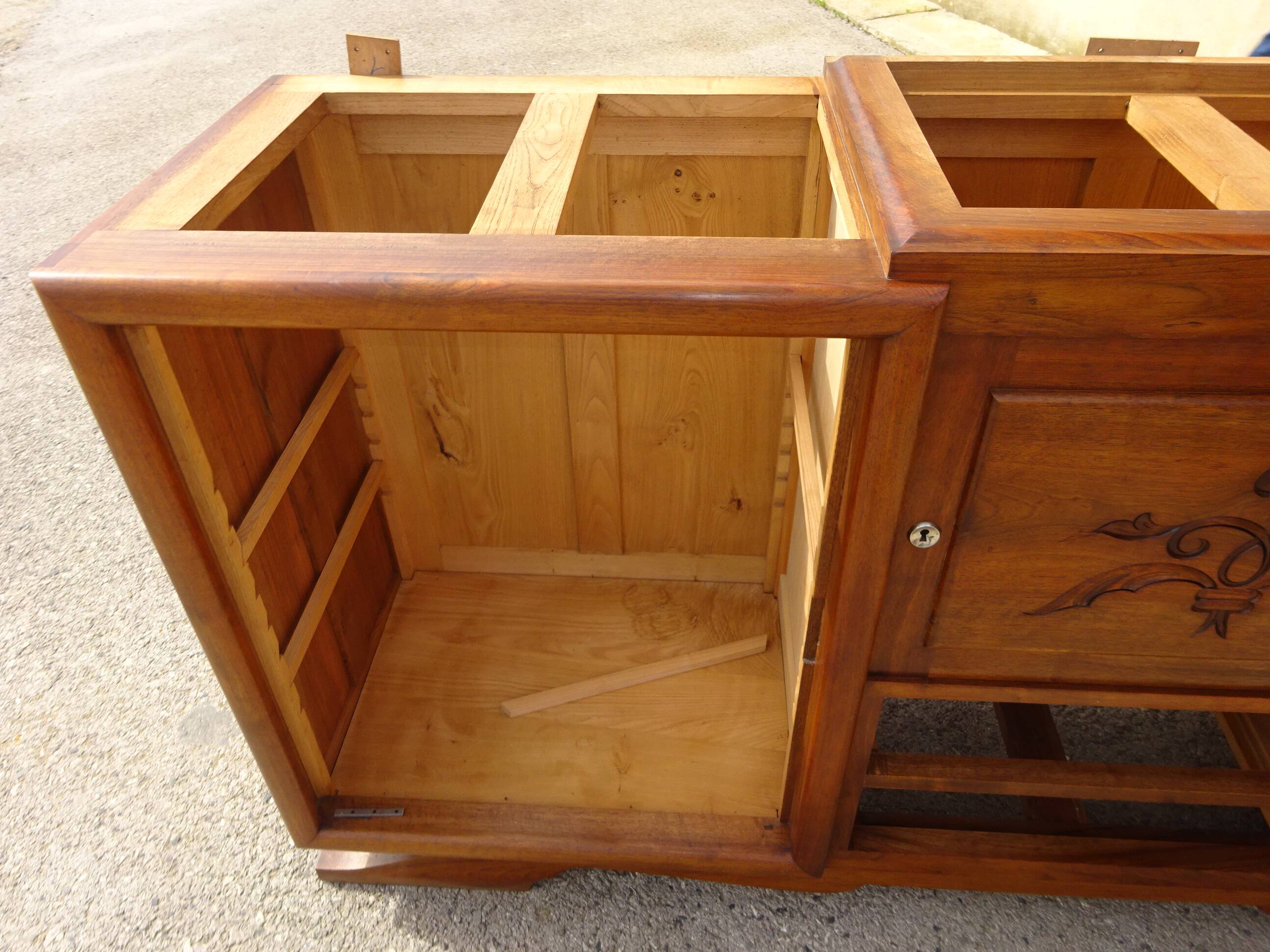 Large buffet en noyer massif, dessus en marbre noir