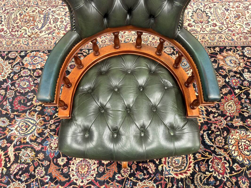 Fauteuil capitaine Chesterfield vert anglais classique