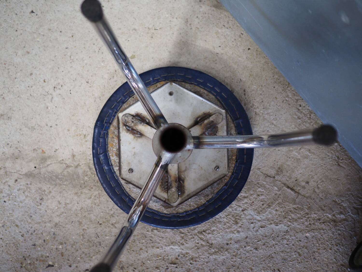Tripod screw workshop stool in chromed metal and blue skai