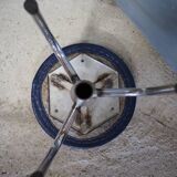 Tripod screw workshop stool in chromed metal and blue skai