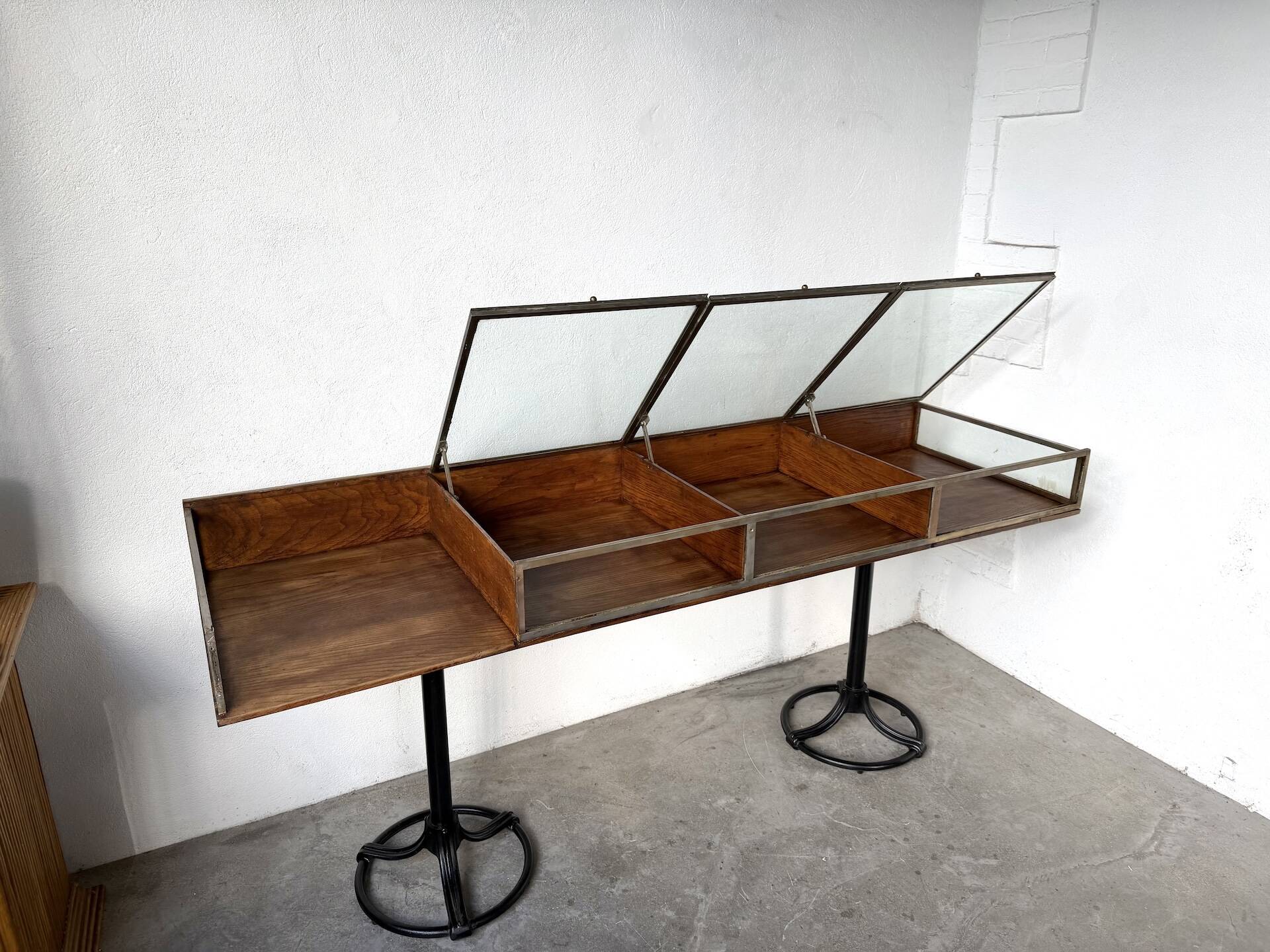 Oak and brass-mounted display cabinet on legs – Circa 1950