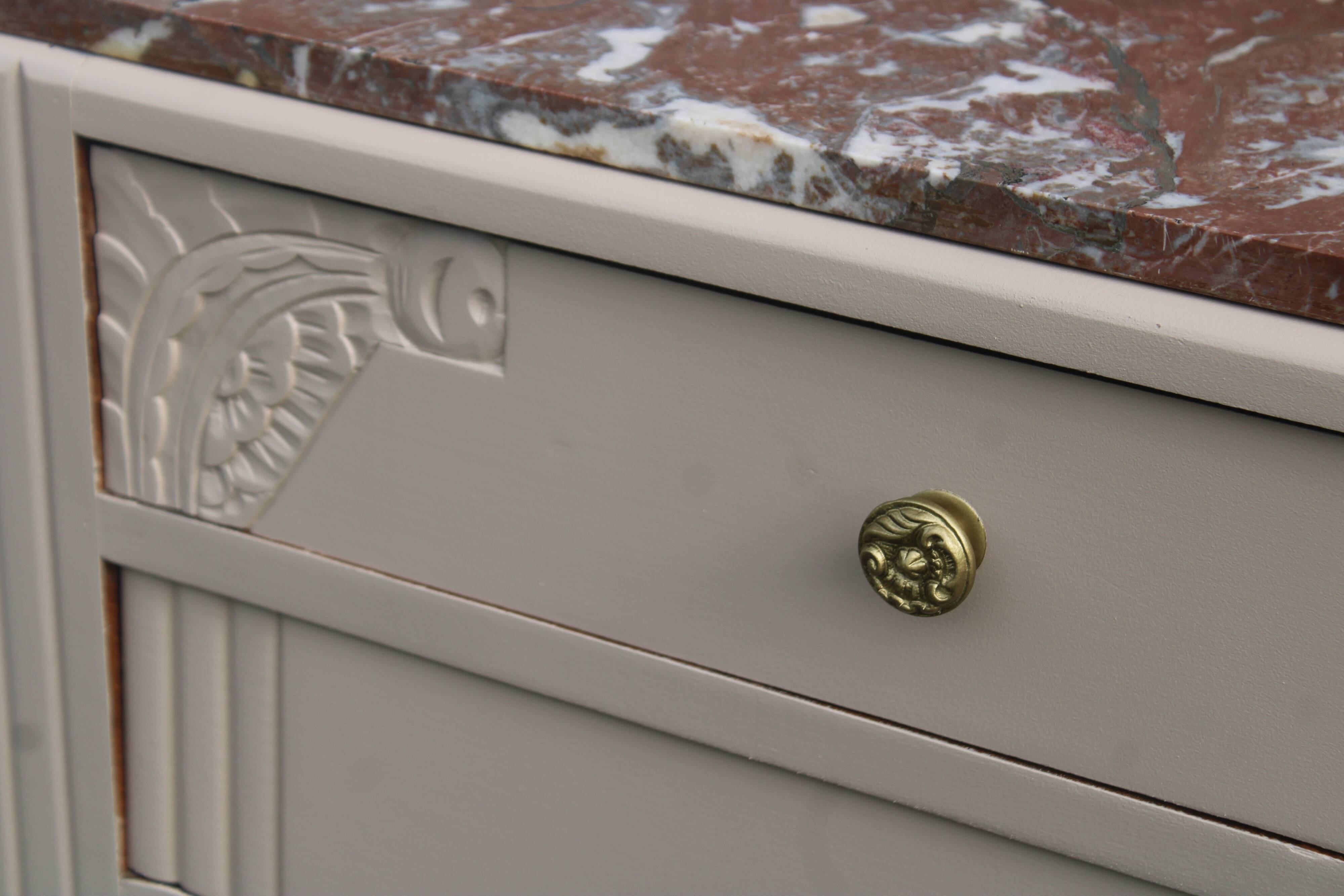 Commode vintage rénovée avec marbre rouge et blanc – 4 tiroirs