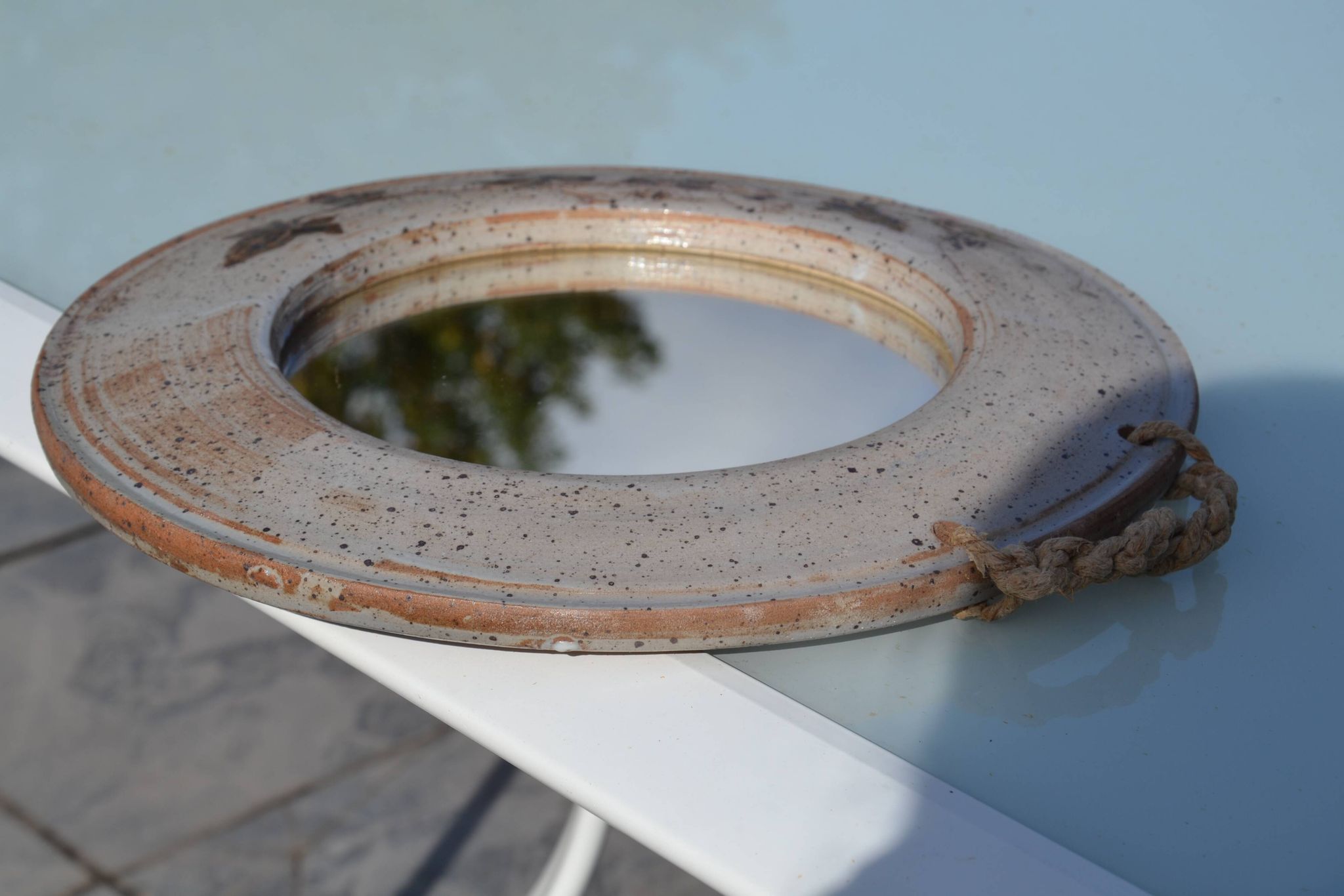Miroir rond en céramique signé