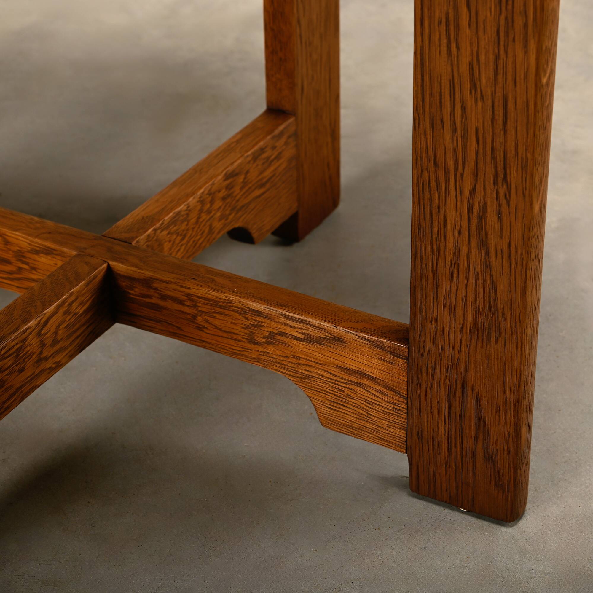 Table d'appoint en chêne de l'École d'Amsterdam Art Déco moderniste néerlandaise.