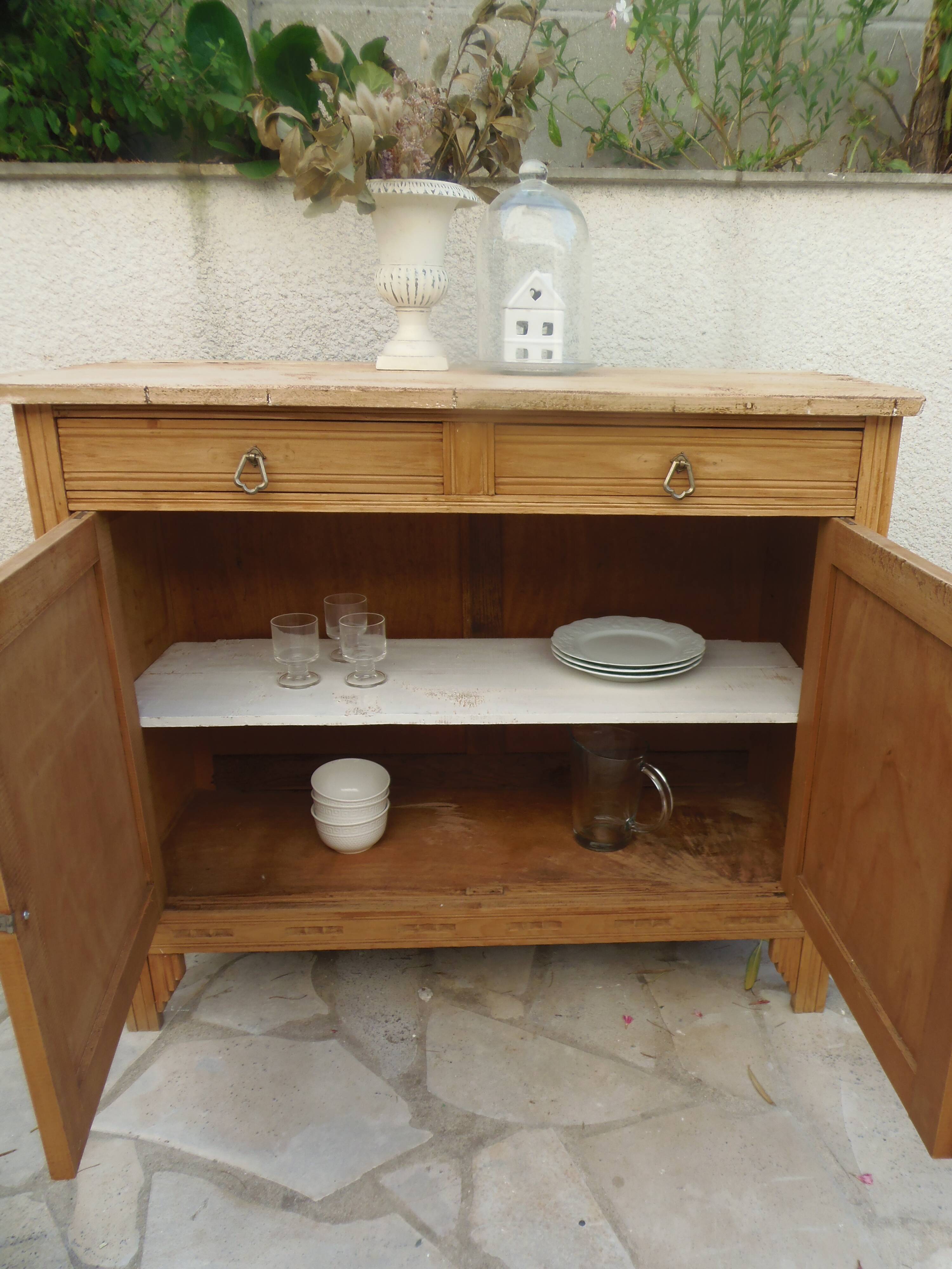 Buffet Art Déco en bois naturel, charme authentique.