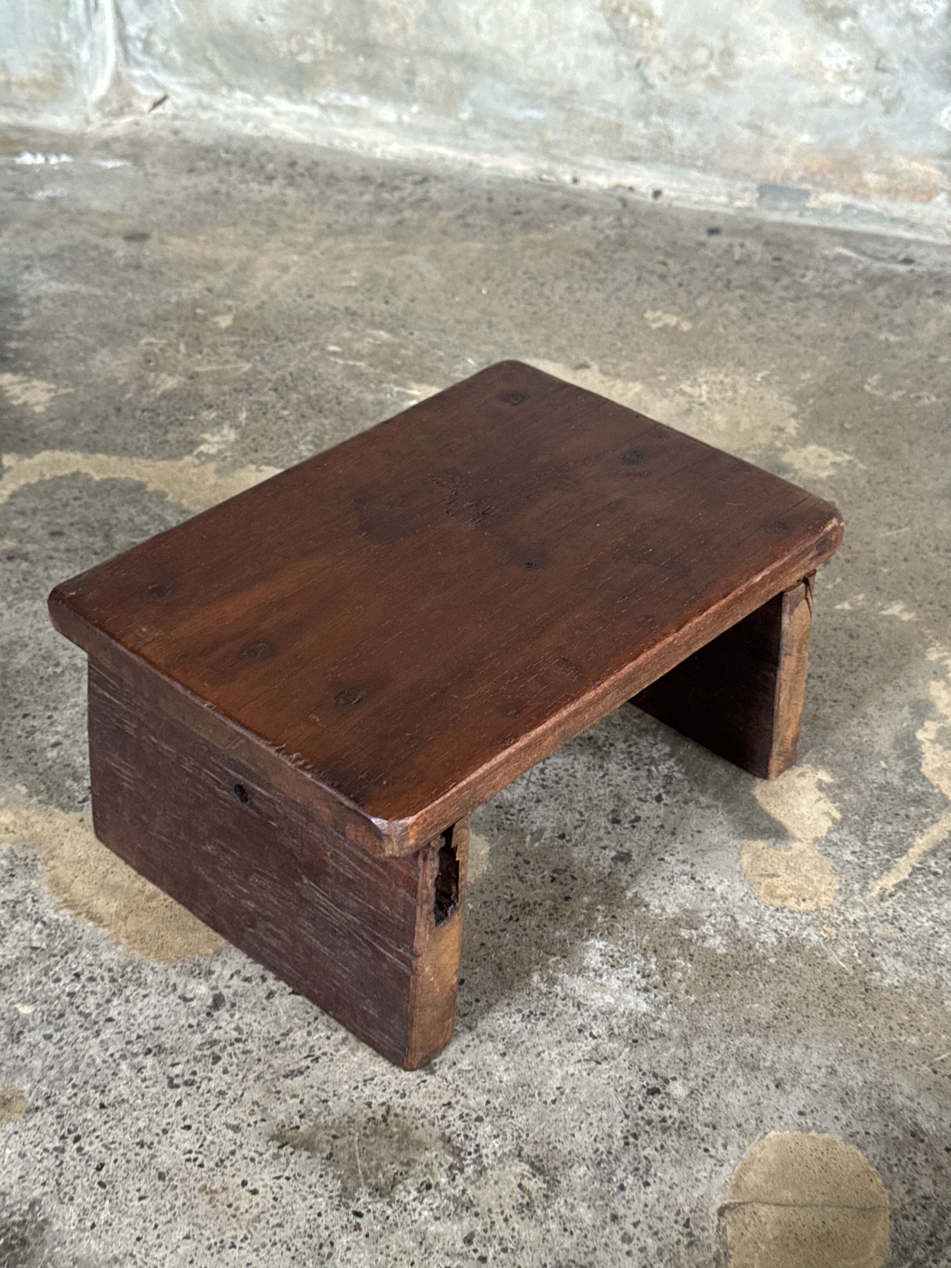 Small auxiliary stool in upcycled teak with traces of green chrome on the leg.
