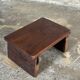 Petit tabouret d'appoint en teck upcyclé traces de chromie verte pied