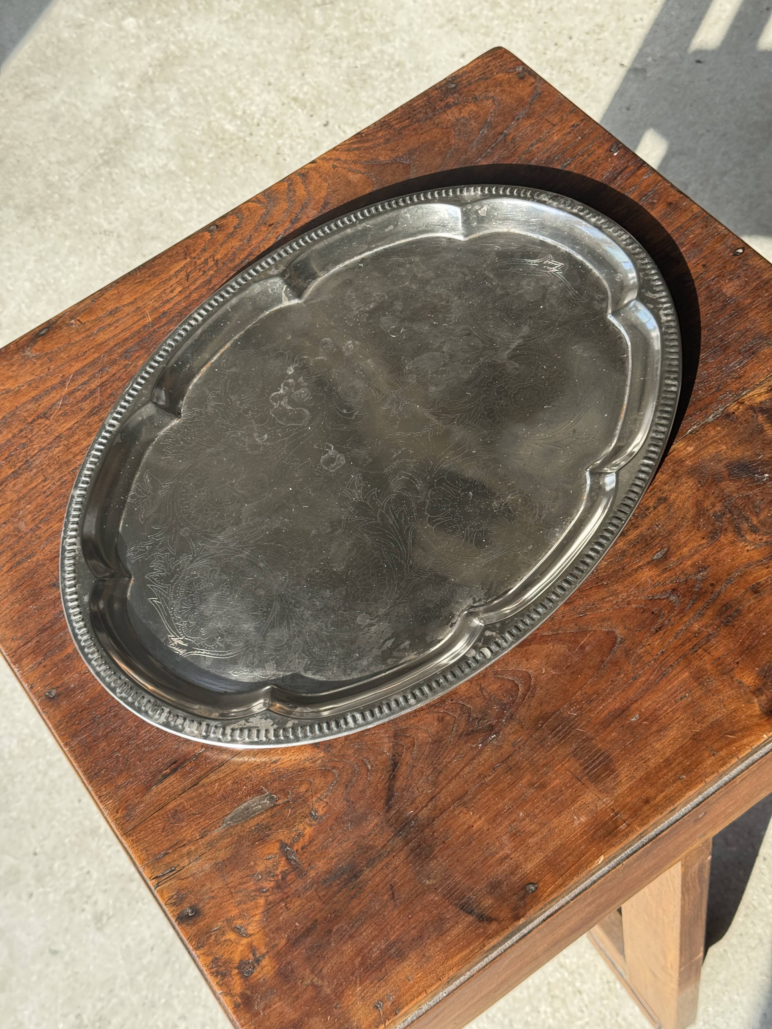 Large oval engraved platter in silver-plated metal 34x45.