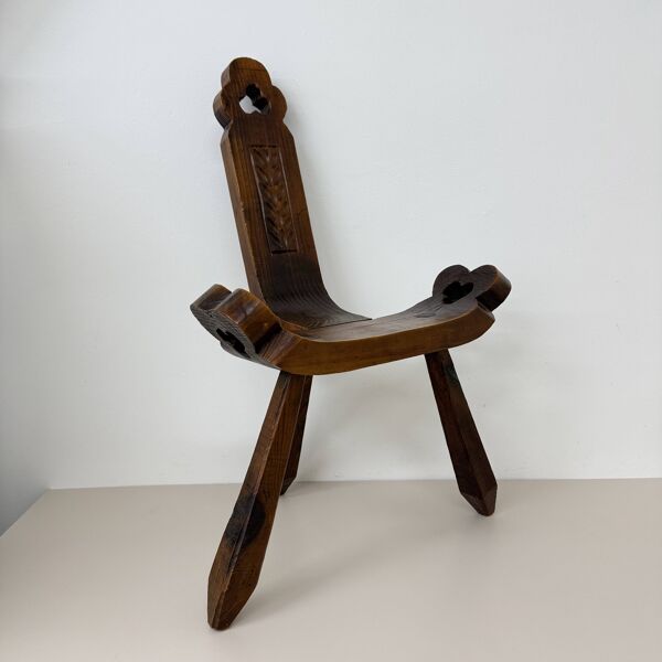 Chaise trépied espagnole brutaliste en chêne sculpté à la main, années 1970