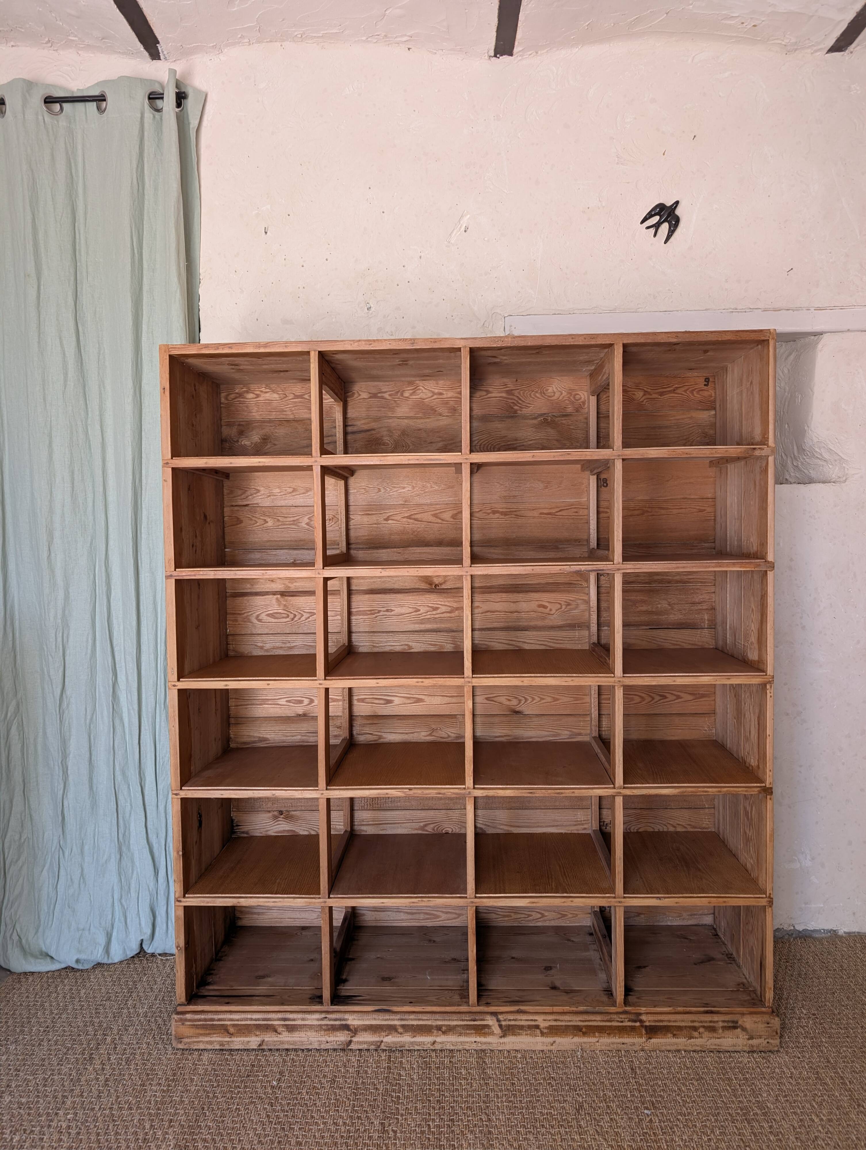 Ancien meuble à casiers en pin – 24 compartiments