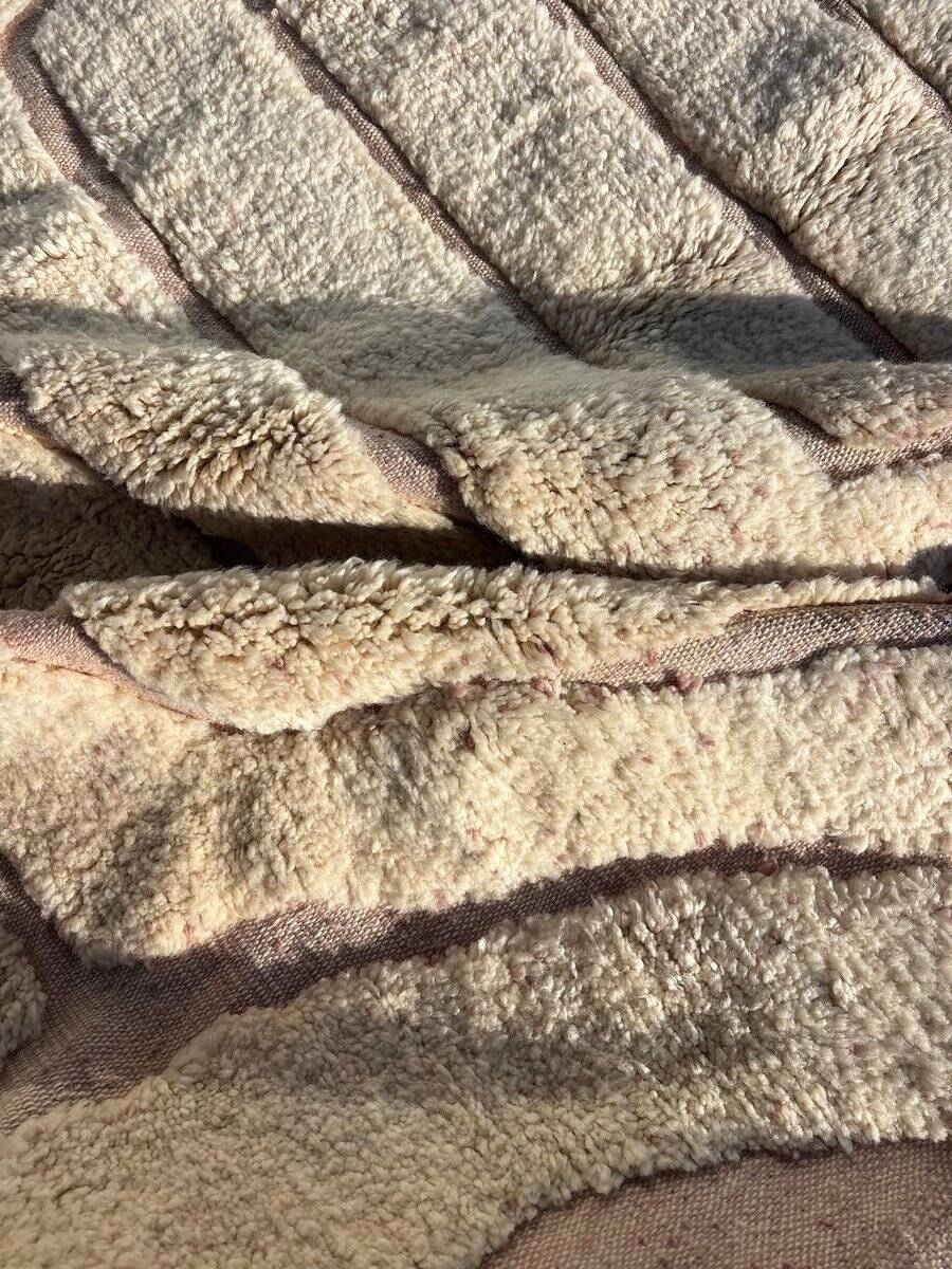 New white Moroccan Berber rug Beni Ouarain in wool.