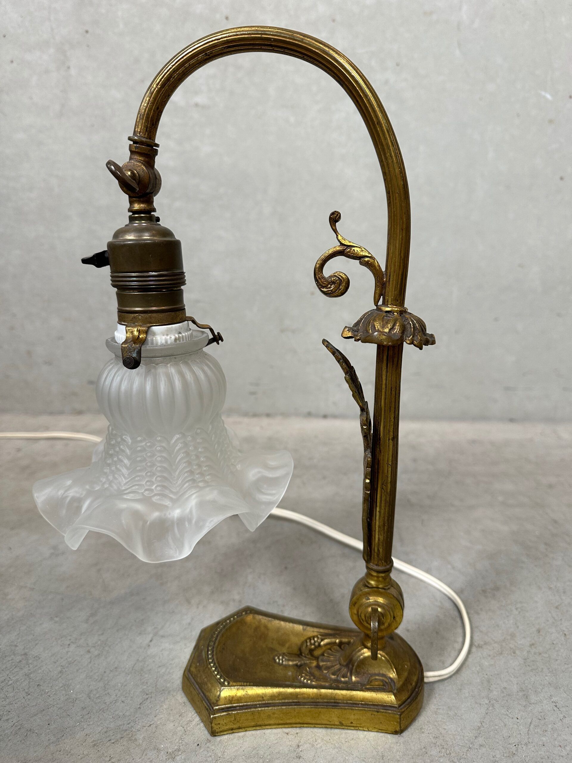 Art nouveau table lamp – flower