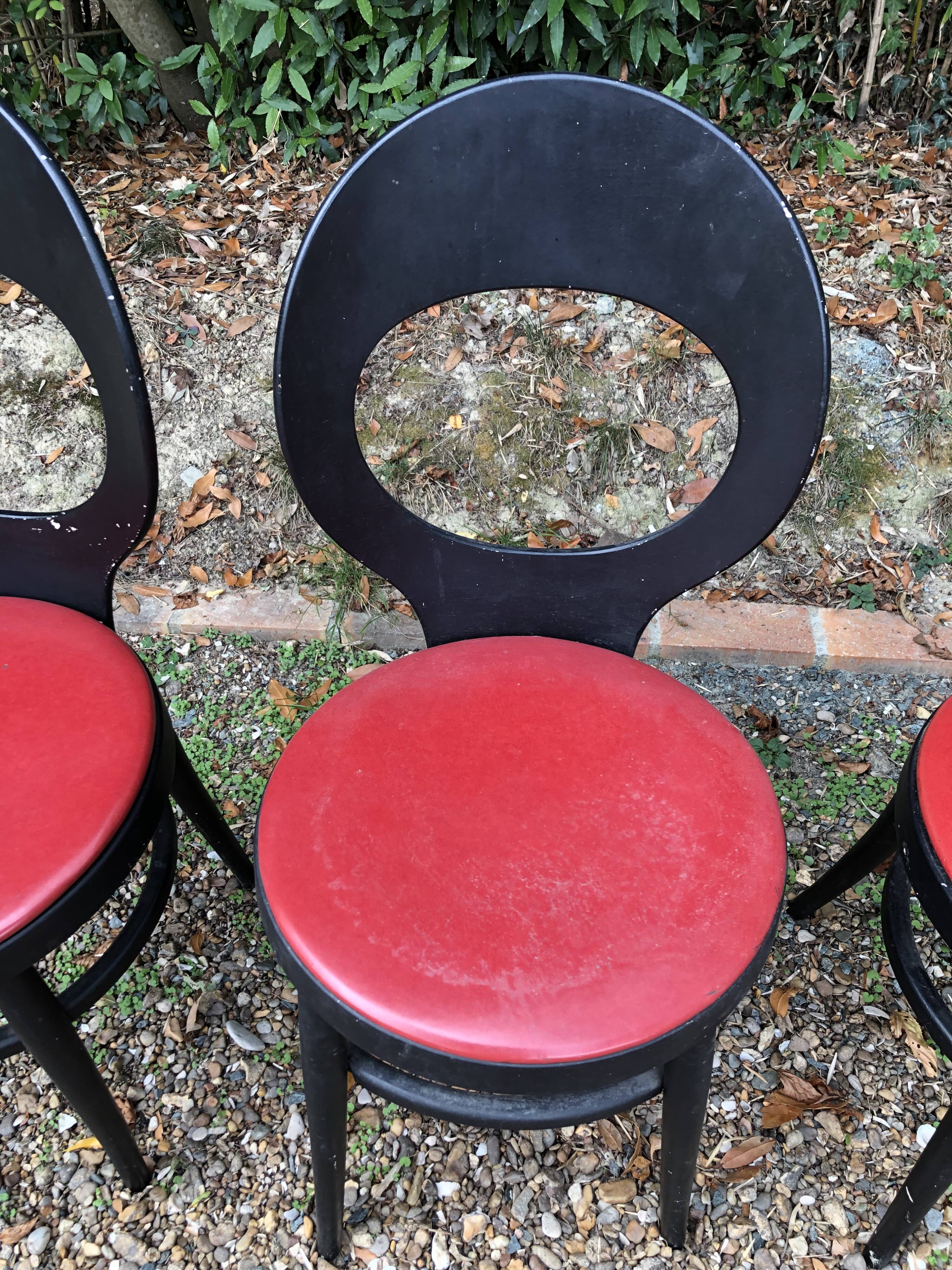 6 vintage Baumann seagull model chairs, black lacquered with red Skai seats.