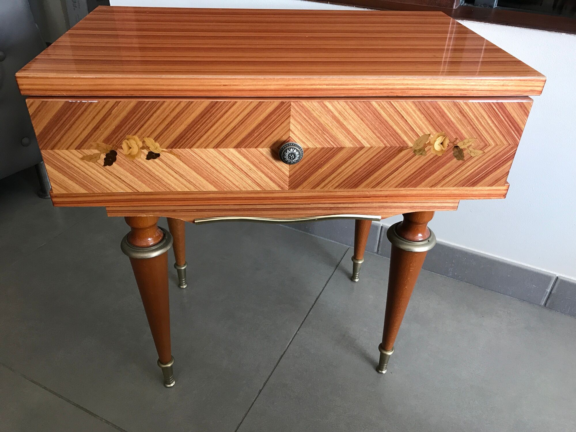 Chevet table in bois massive drawer decor de marquetry and fleur - vintage 60/70 years