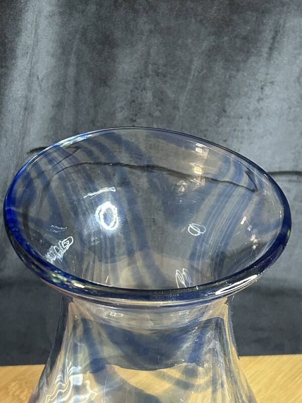 Vase Biot en verre soufflé à inclusions bleues – France vintage – H 23 cm