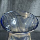 Vase Biot en verre soufflé à inclusions bleues – France vintage – H 23 cm