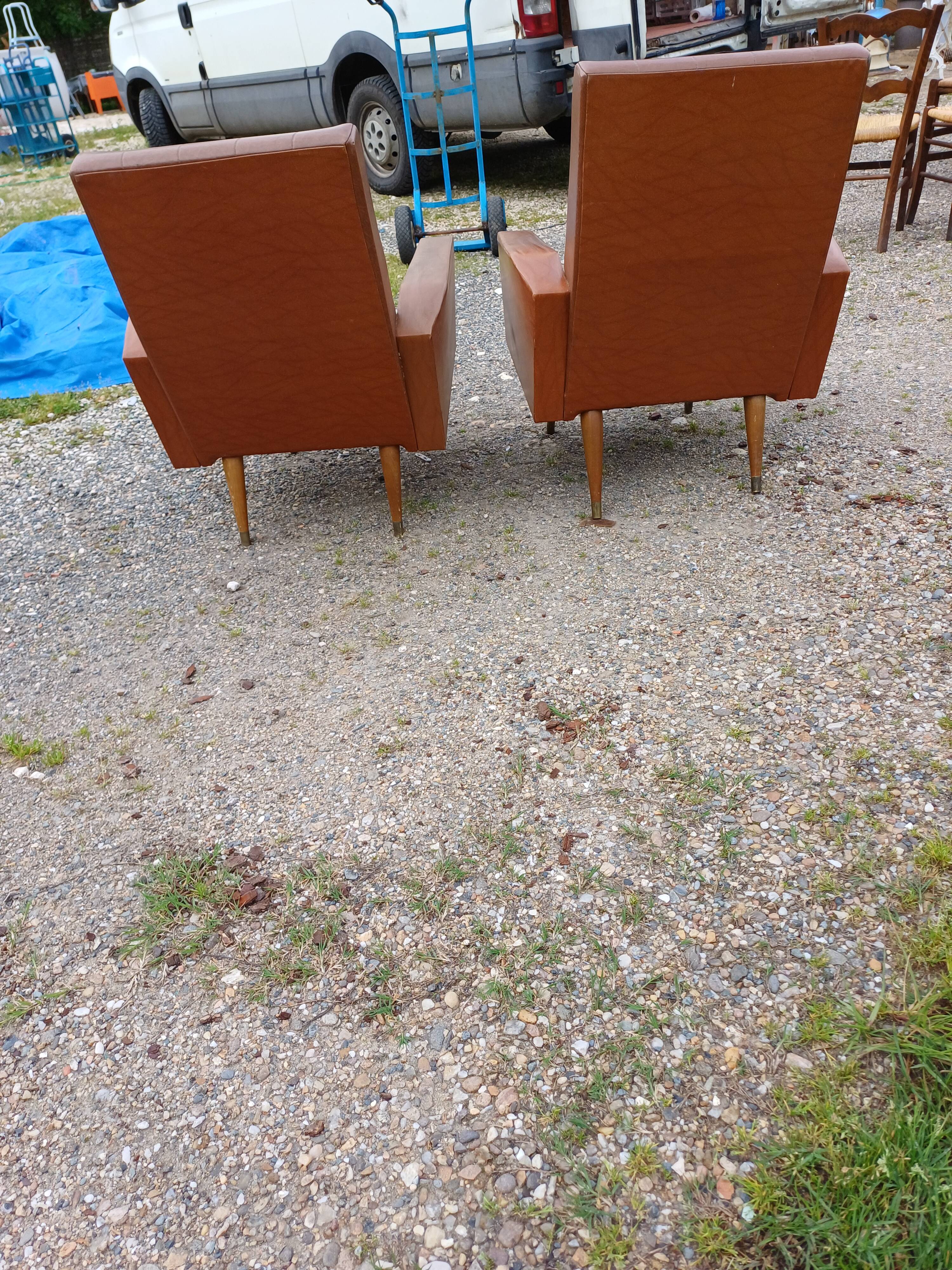 Paire de fauteuils vintage en skaï marron