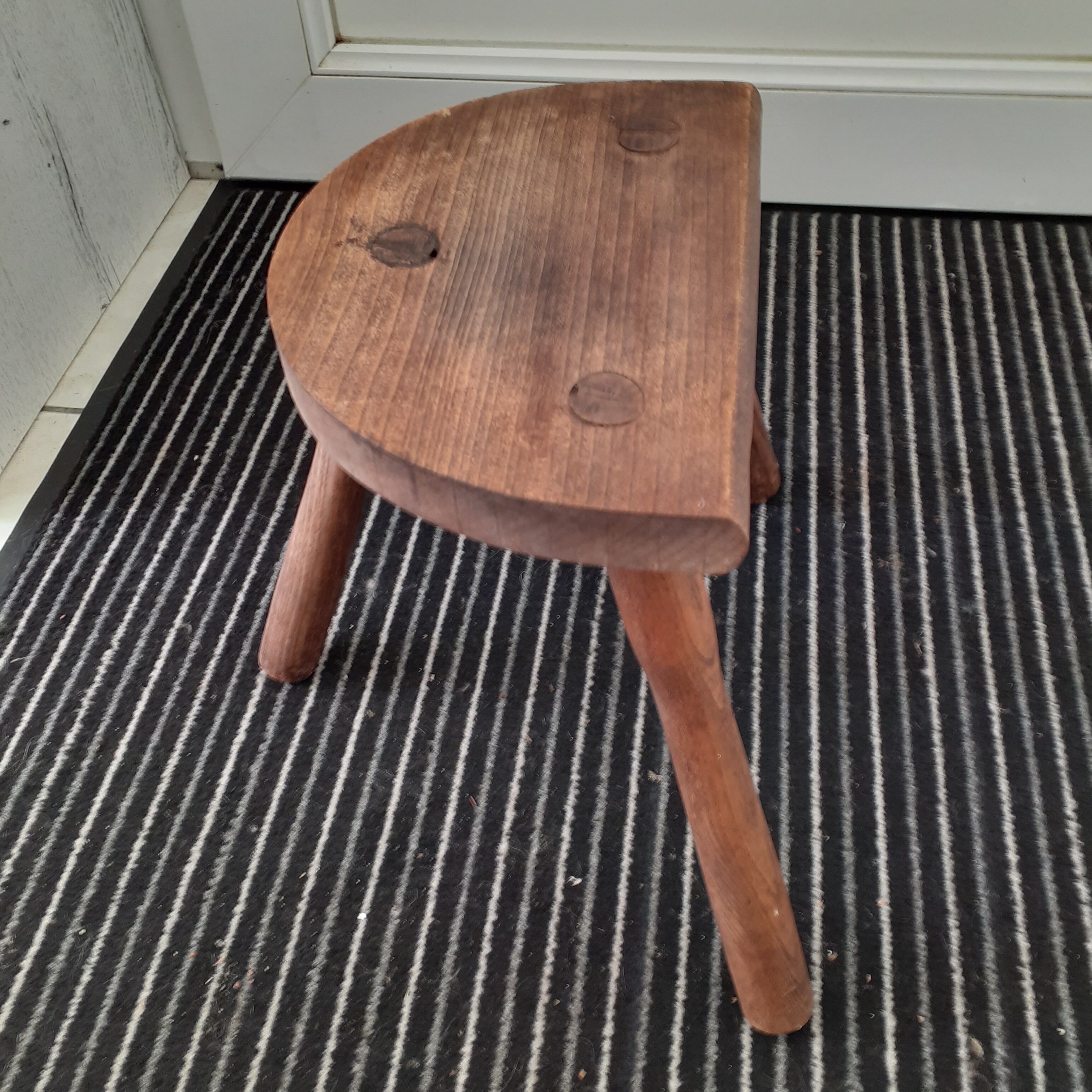 Tabouret tripode en bois