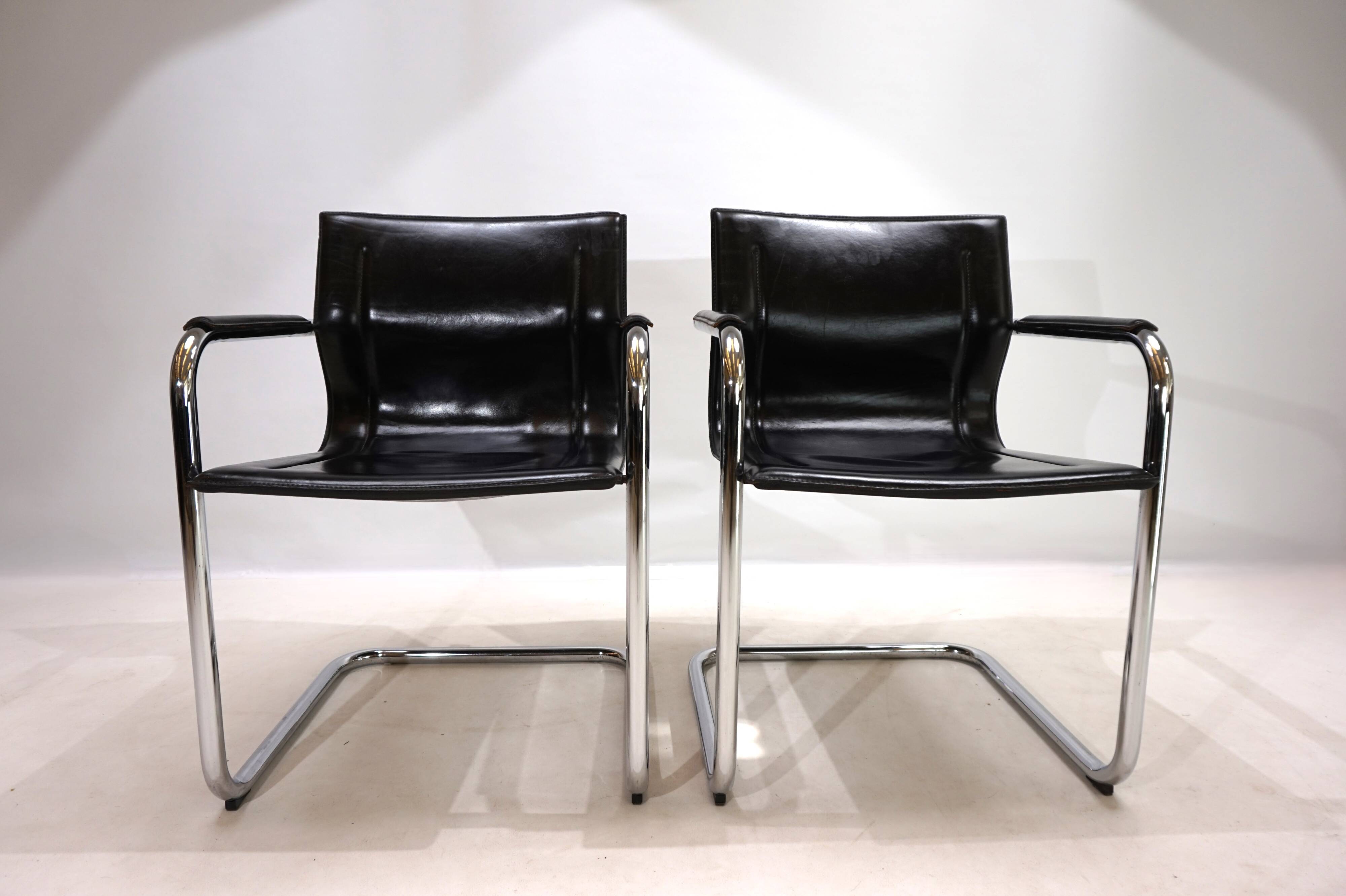 2 leather and chrome metal armchairs Matteo Grassi, 1970