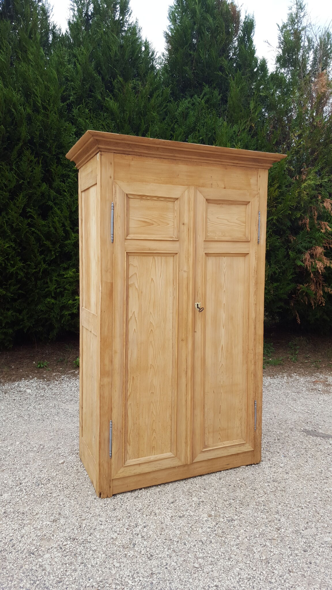 Armoire en sapin ancienne sablée brute