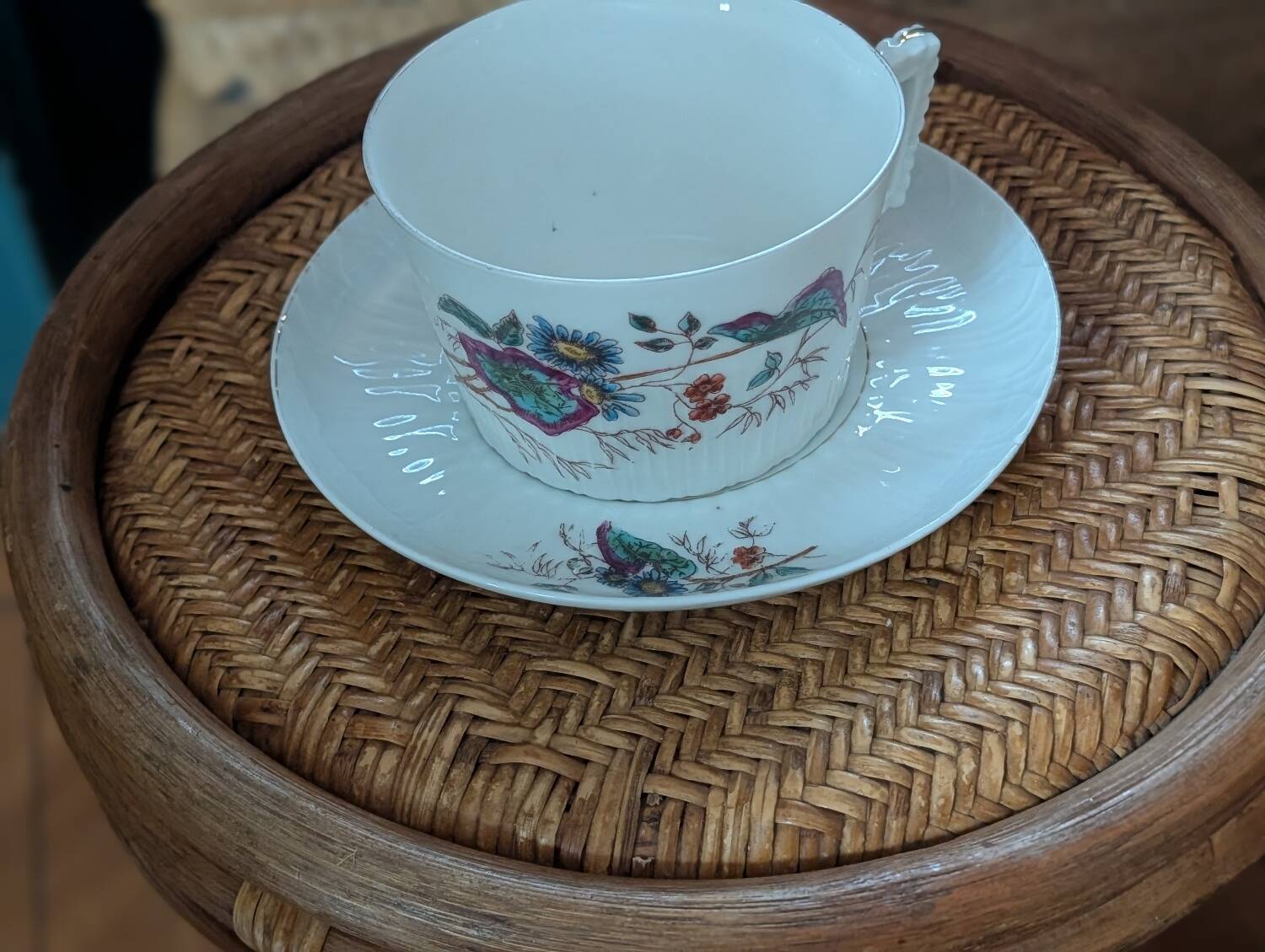 Fine porcelain breakfast cup with floral decoration, 1930-1940.