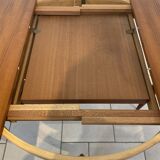 Extendable teak round table
