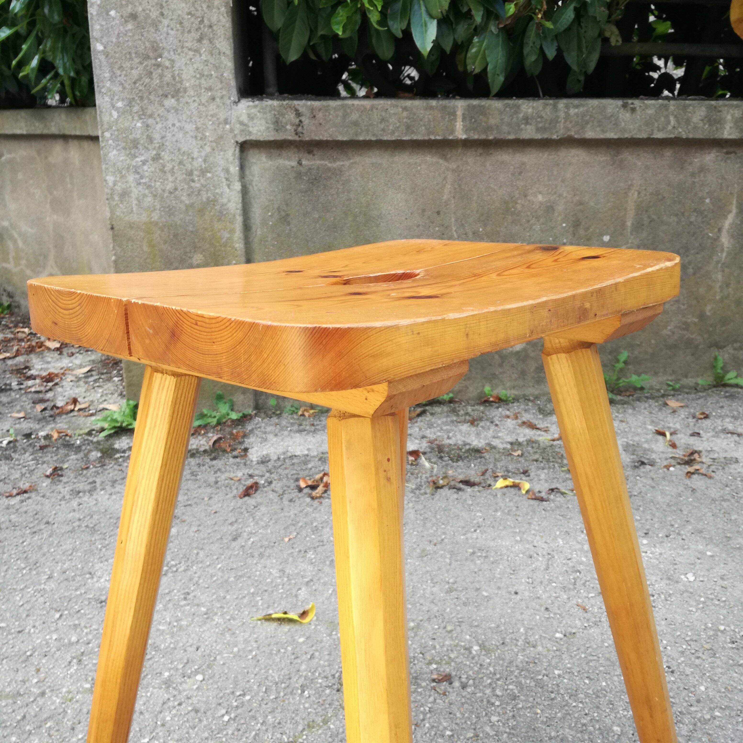 Light wood stool with pencil legs h51