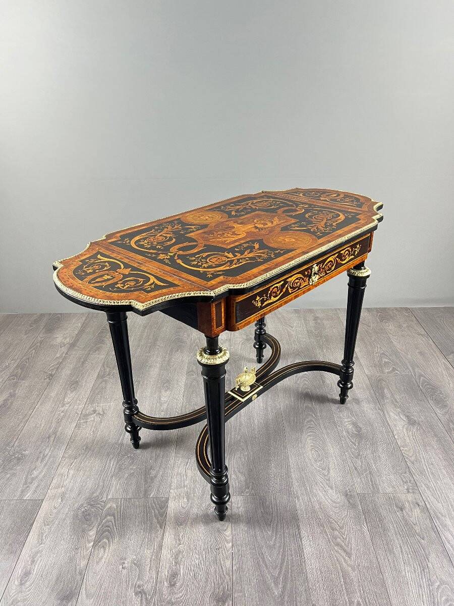 Writing table in Napoléon III style with marquetry and gilded bronzes, 19th century.