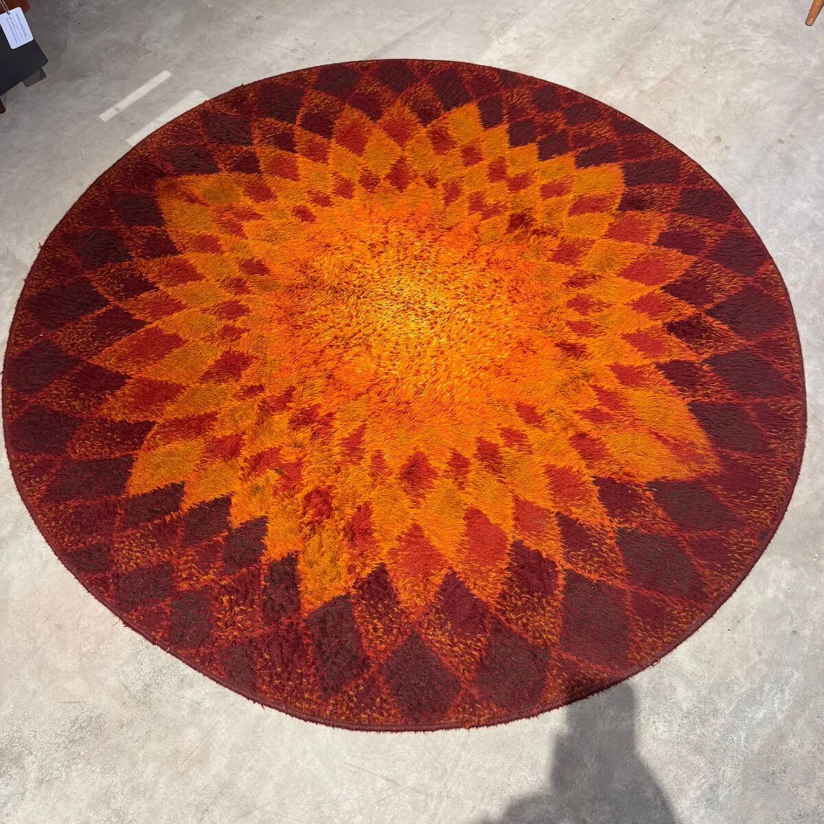 Vintage round rug
