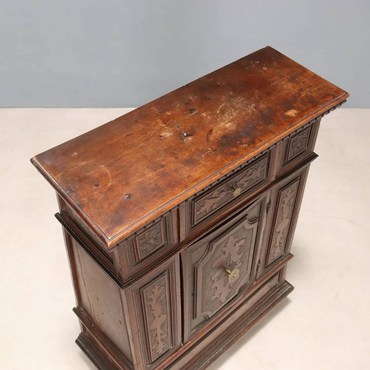 Antique baroque bedside table in walnut, Italy, early 18th century.