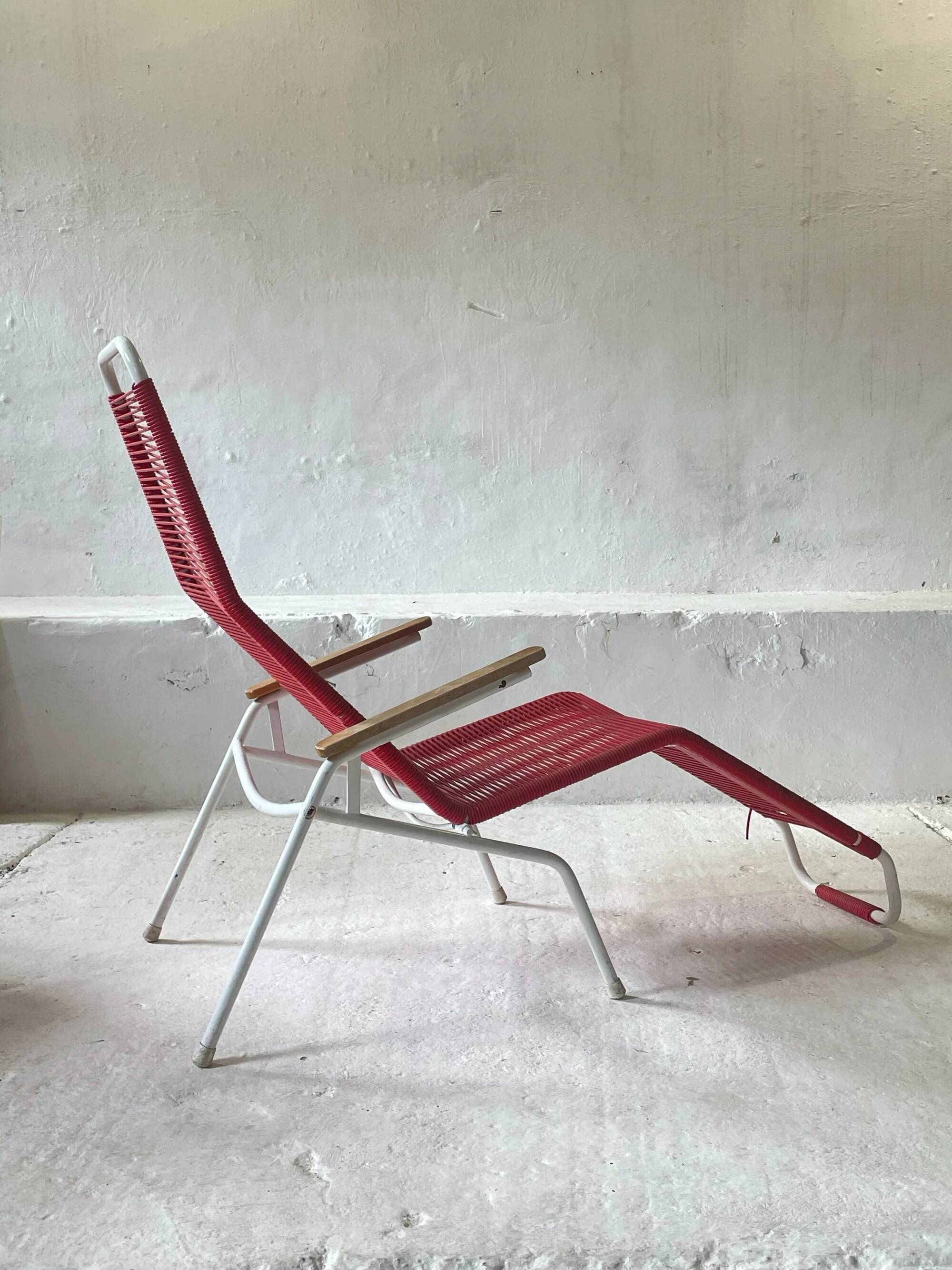 Vintage 1970s Elefant Möbel Spaghetti reclining chair for the garden.