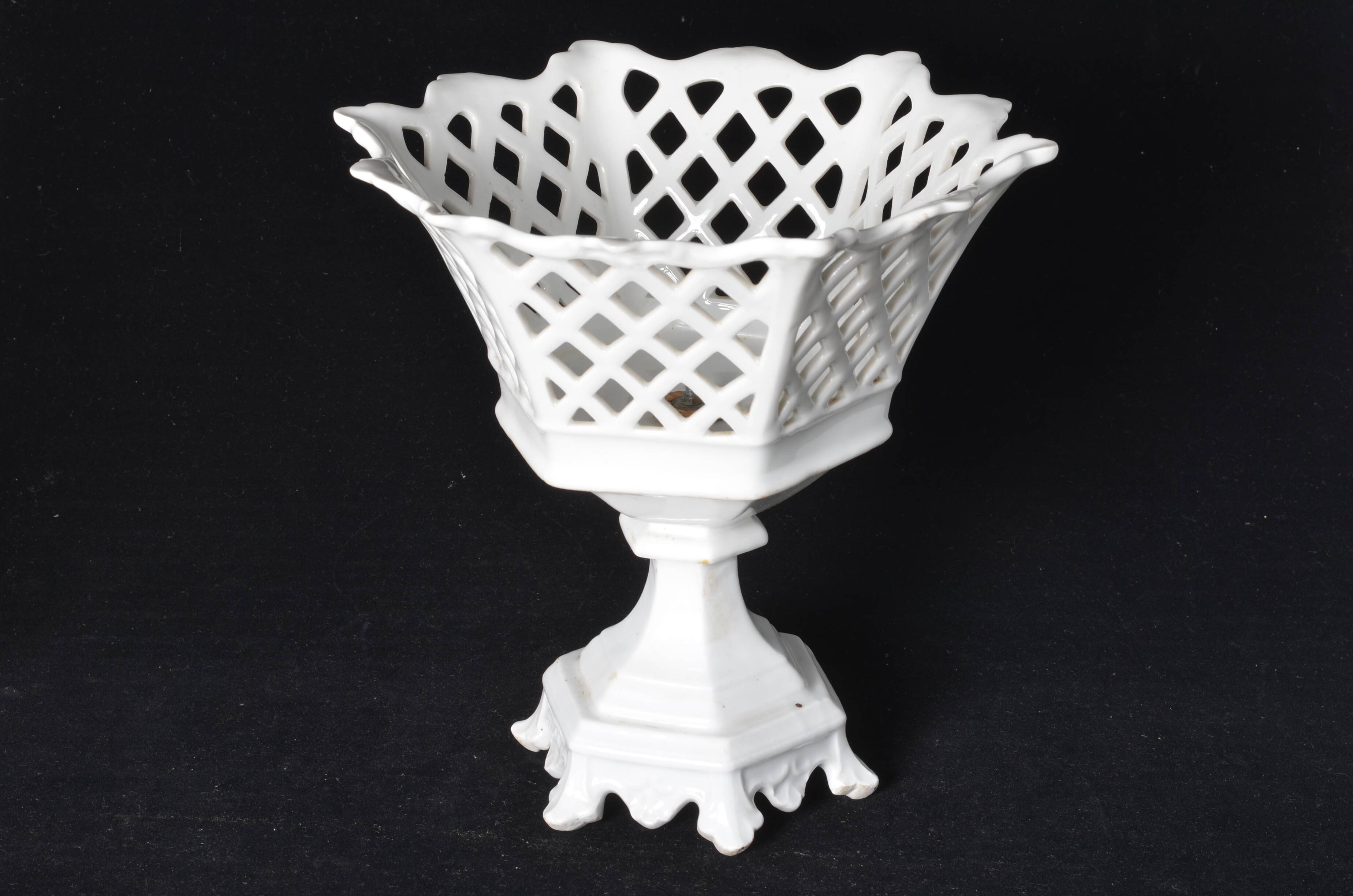 Coupe corbeille en porcelaine de Paris